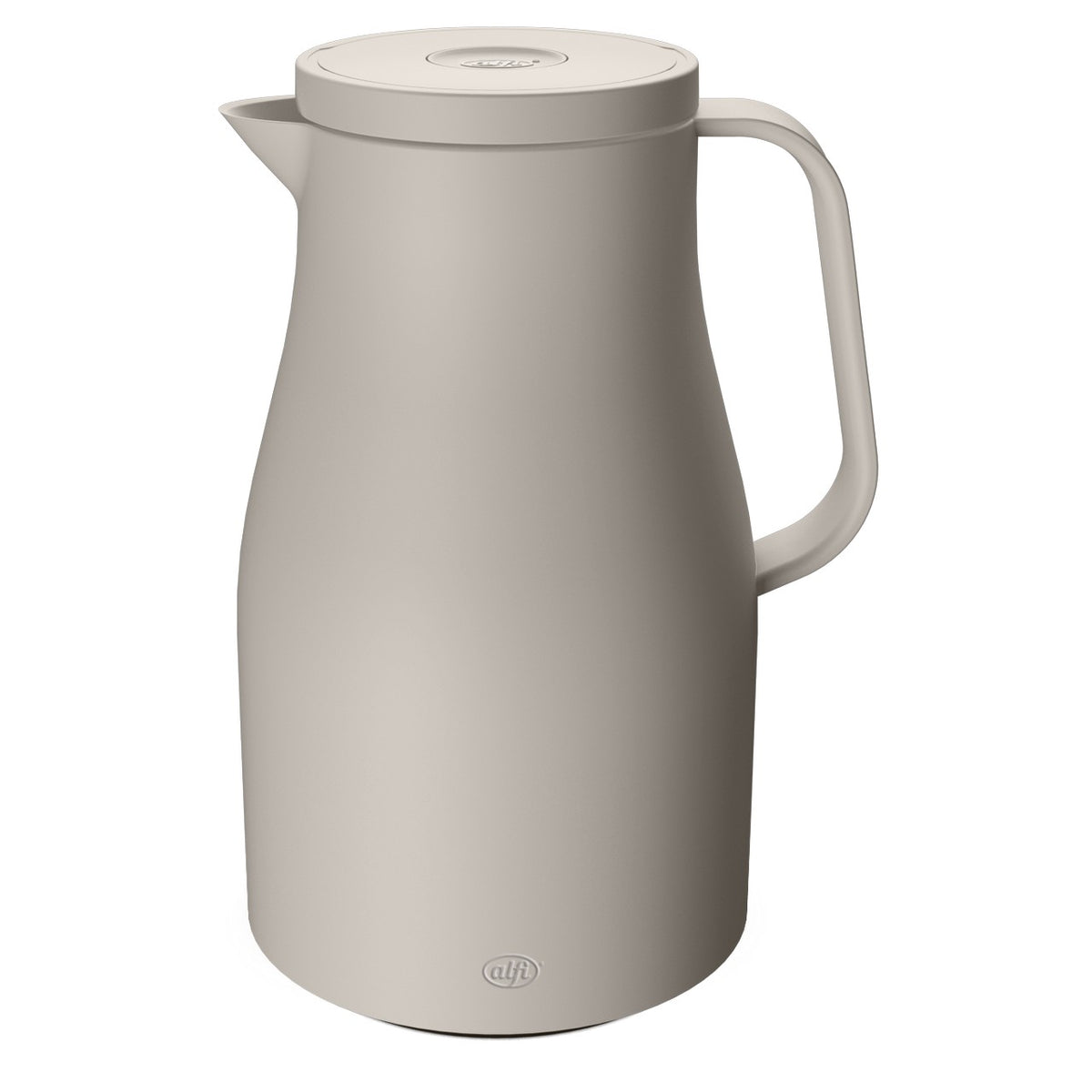 Auf dem Bild ist eine beige Thermoskanne mit einem schlanken, eleganten Design zu sehen. Sie hat einen ergonomischen Griff und einen Schnabel zum Ausgießen. Auf dem Deckel und an der unteren Seite ist das Logo "alfi" zu erkennen.
