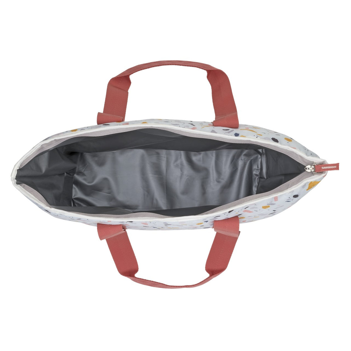 Die Abbildung zeigt eine offene, leere Tragetasche von oben. Die Tasche hat ein helles, gemustertes Design mit rötlichen Tragegriffen. Das Innenfutter ist grau und die Tasche wird mit einem Reißverschluss geschlossen.