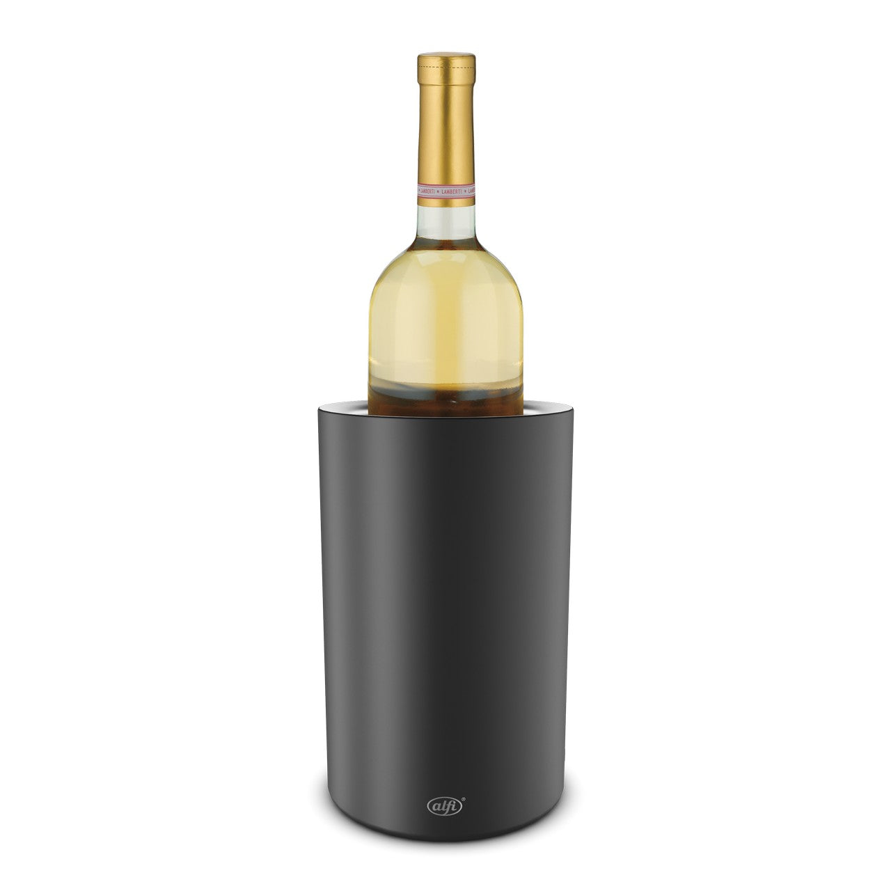 Das Bild zeigt eine Flasche Weißwein, die in einem schwarzen Weinkühler steht. Der Weinkühler hat ein schlichtes, zylindrisches Design. Die Flasche hat ein goldenes Etikett mit einem Korken oben.