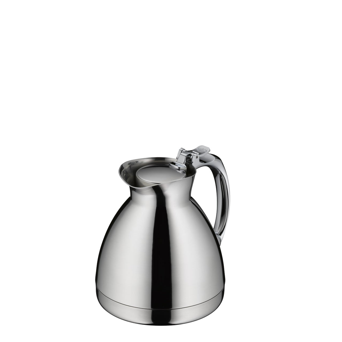 Das Bild zeigt eine glänzende, metallene Kanne mit einem breiten Boden und einem gebogenen Ausguss. Der Griff ist robust, und die Kanne hat einen Deckel. Sie wirkt schlicht und funktional.