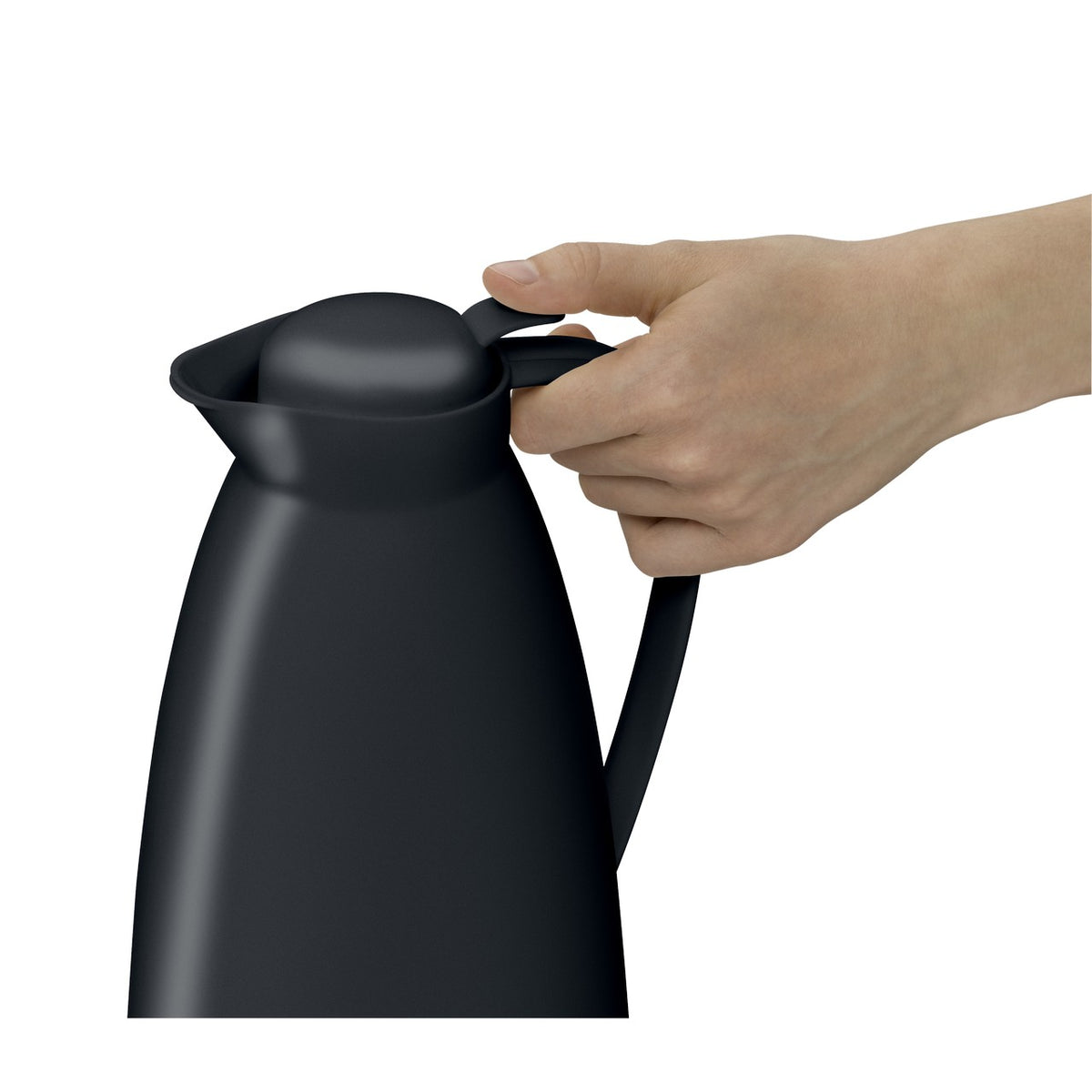 Zwei Personen sitzen an einem Tisch und genießen Kaffee, während eine Hand eine schwarze Isolierkanne hält. Auf einem Holztablett liegen zwei Gebäckstücke neben einer Tasse Kakao oder Kaffee. Die Szene wirkt gemütlich und entspannt.