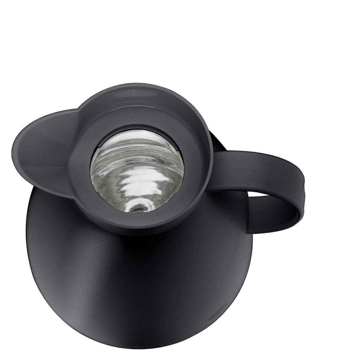 Das Bild zeigt eine schwarze Thermoskanne mit einem breiten Griff, die von oben betrachtet wird. Die Kanne hat einen glänzenden Deckel, der wie ein Glasfenster aussieht.
