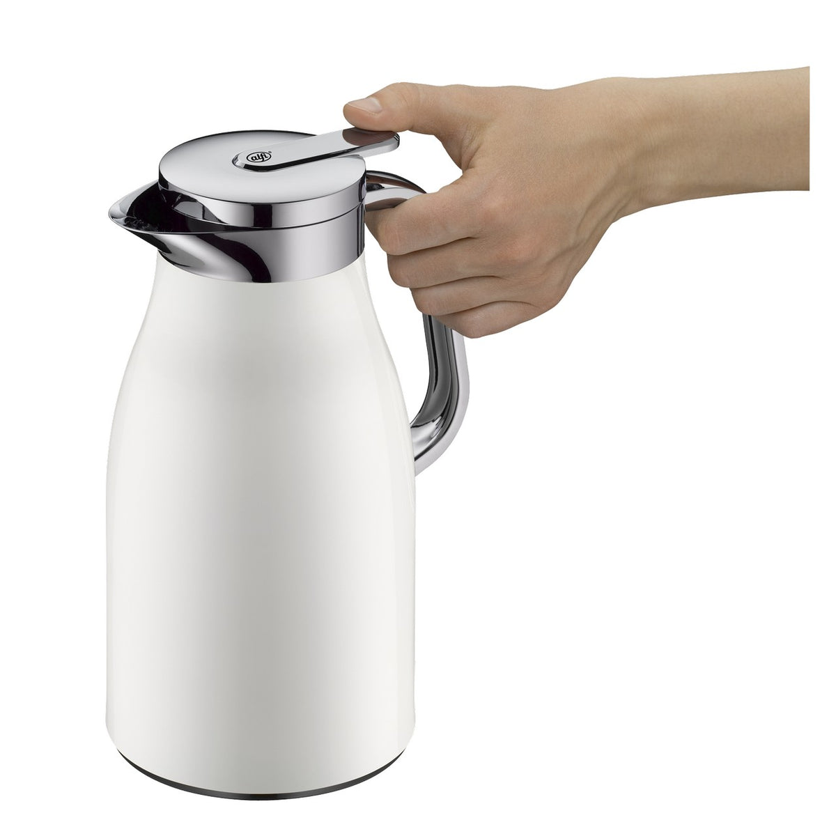 Ein gedeckter Tisch in einem hellen Raum zeigt eine gemütliche Frühstücksszene mit Gugelhupf, Kaffee und stilvoll gefalteten Servietten. Eine weiße Thermoskanne und Blumen ergänzen die Szene elegant.