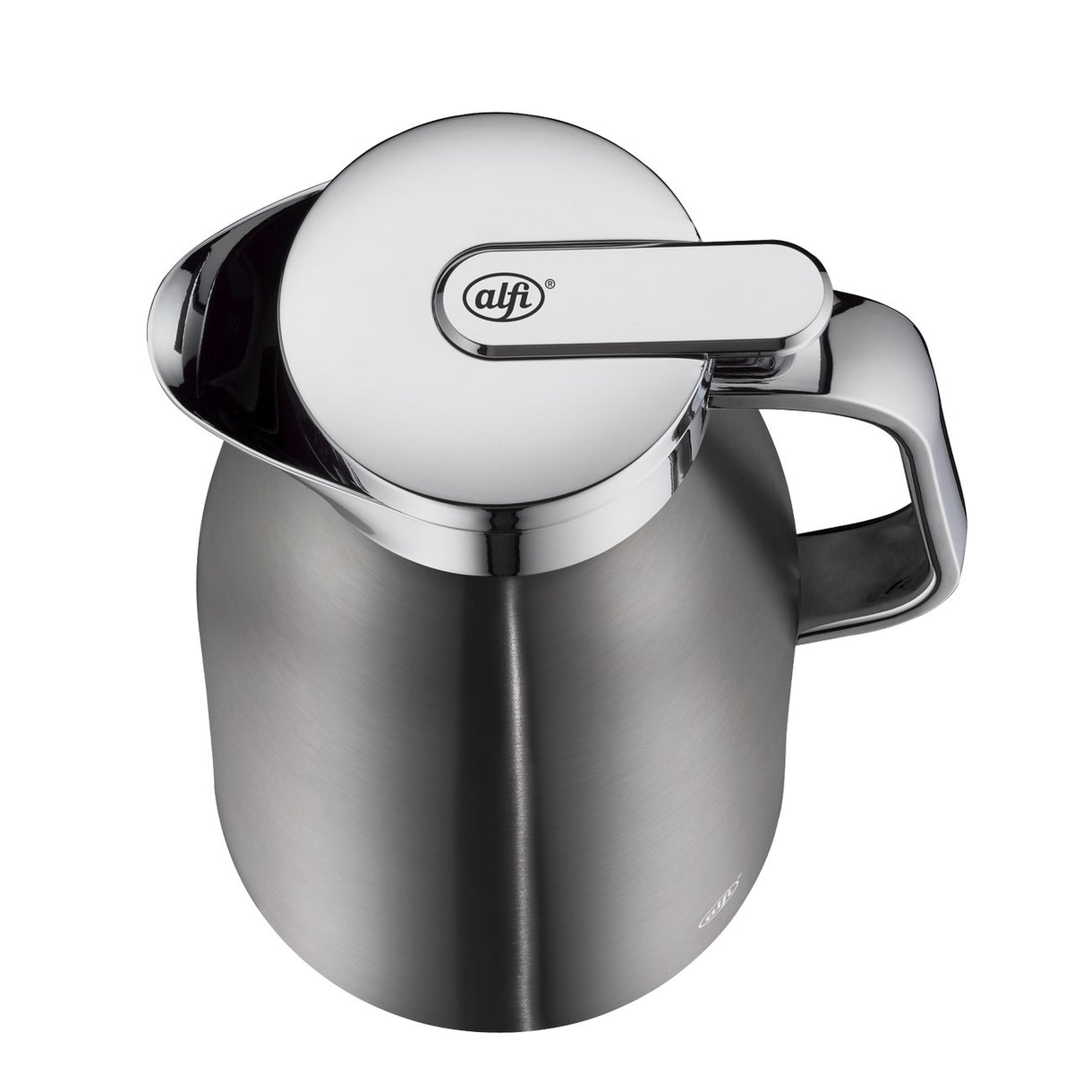 Auf dem Bild ist eine glänzende, silberne Thermoskanne zu sehen, die aus Edelstahl besteht. Der Deckel hat einen transparenten Einsatz, durch den der Inhalt sichtbar ist, und die Kanne hat einen ergonomischen Henkel.