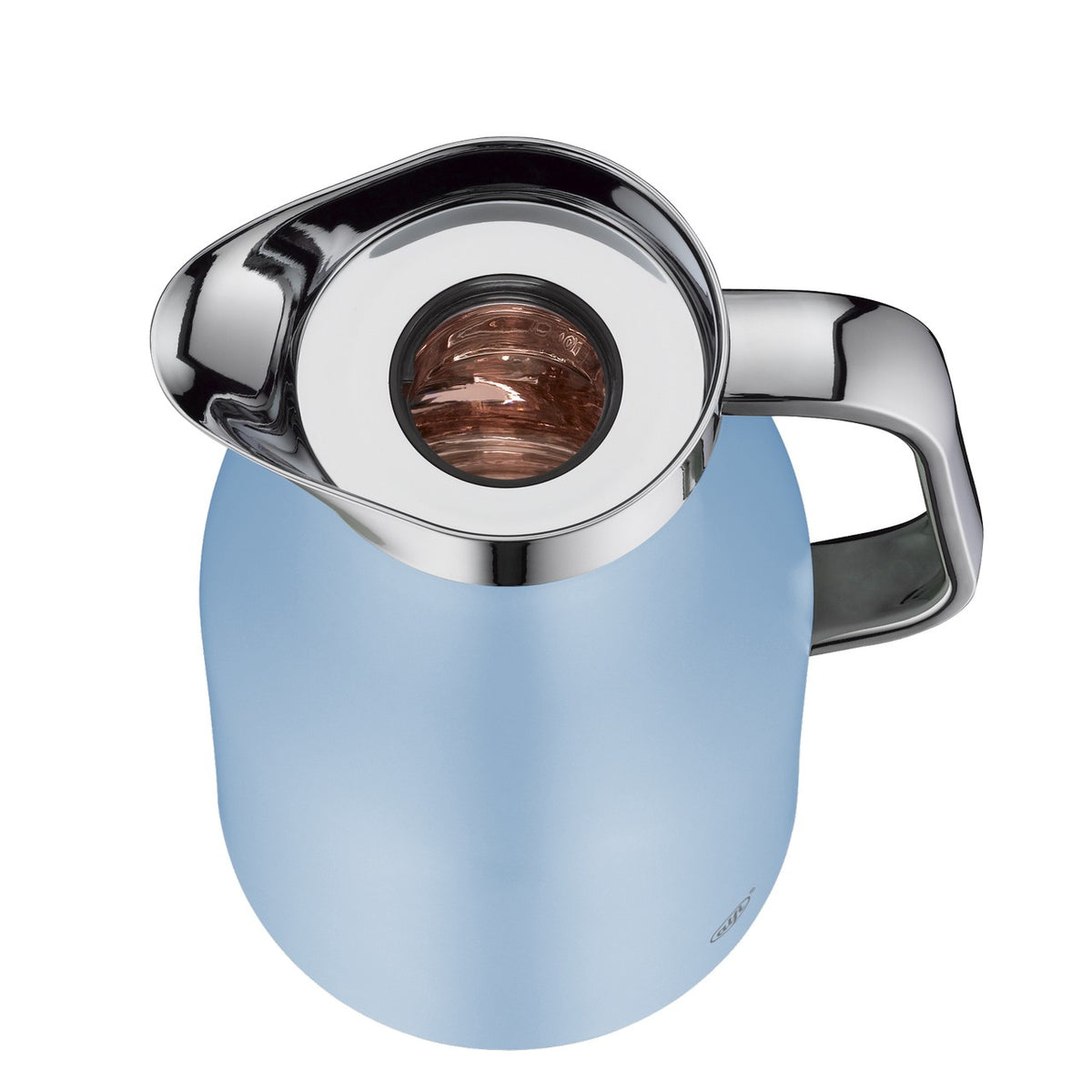 Eine hellblaue Thermoskanne mit einem glänzenden, silbernen Deckel und Griff wird von einer Hand gehalten. Die Kanne hat eine elegante, geschwungene Form.