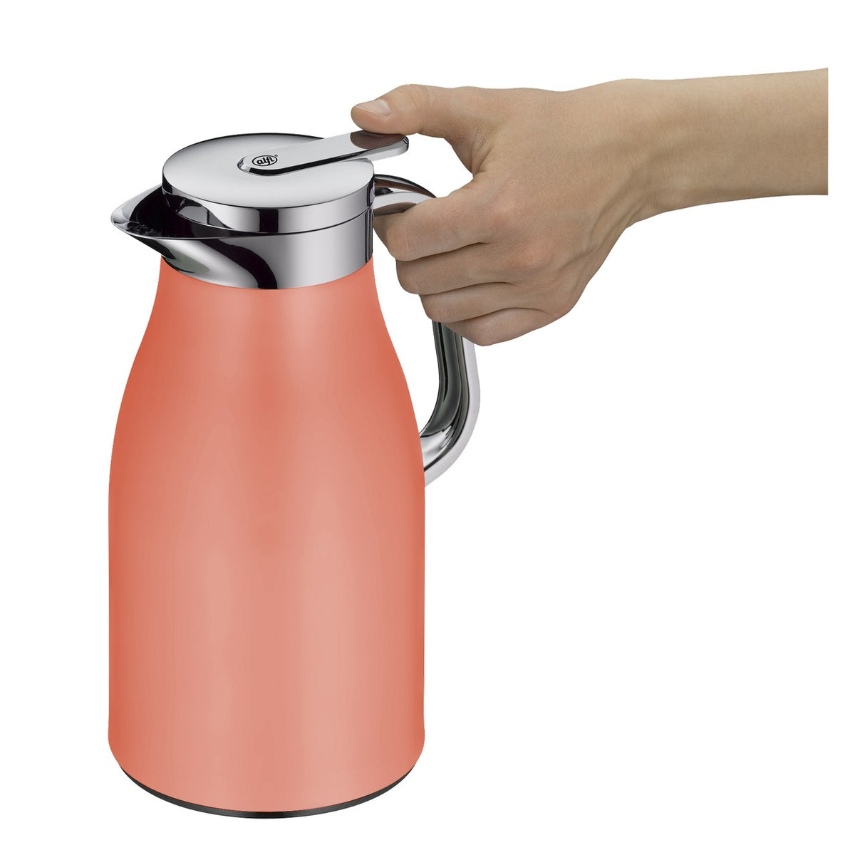 Auf einem Holztisch steht eine orangefarbene Thermoskanne mit silbernem Deckel. Daneben ist ein Teller mit blumenförmigen Keksen. Im Hintergrund ist ein Vogelposter an der Wand.