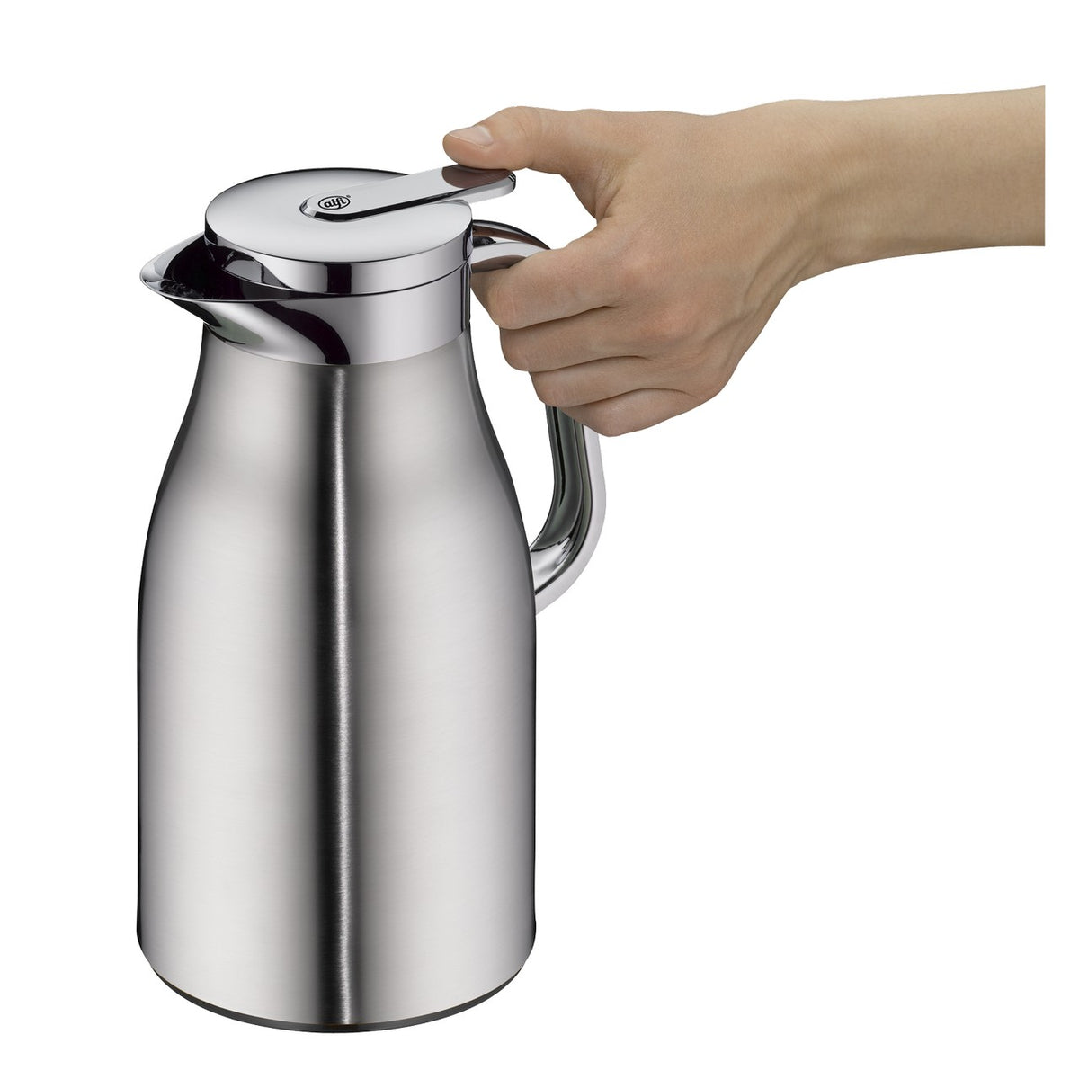 Das Bild zeigt ein Regal mit zwei glänzenden Edelstahlkannen im Vordergrund. Auf dem Regal darüber befinden sich eine Kaffeemühle, eine Vase und eine steinartige Schale. Daneben stehen einige gestapelte weiße Schalen und ein kleinerer Becher.