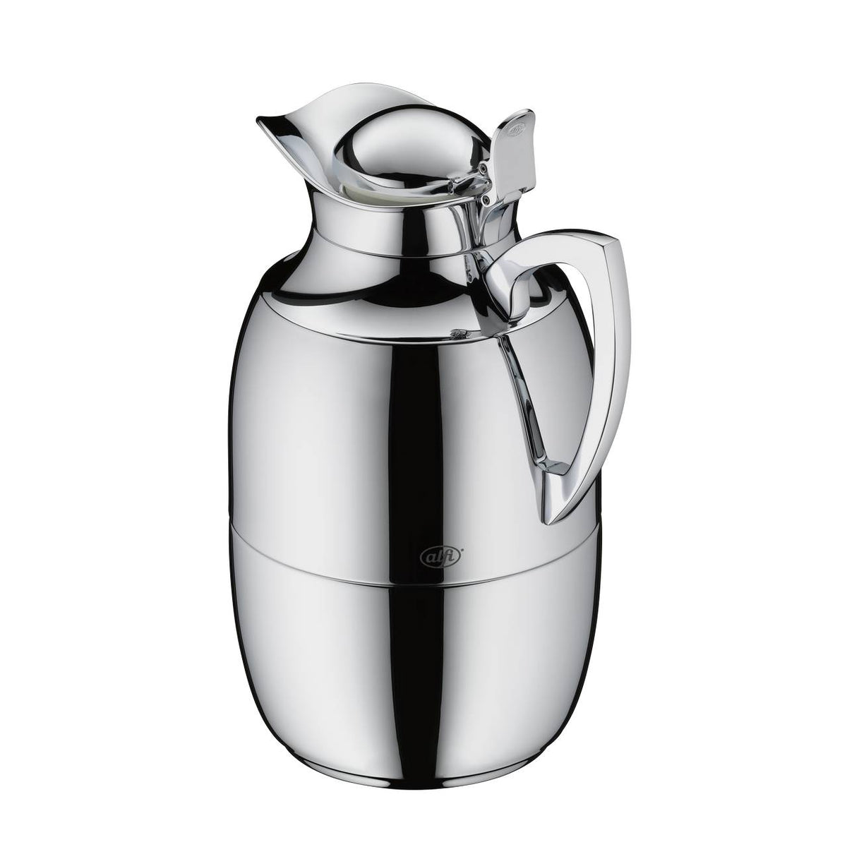 Das Bild zeigt eine glänzende, metallische Thermoskanne mit einem ergonomisch geformten Griff. Der Deckel ist nach oben gewölbt und hat einen Ausguss mit Drückmechanismus zum Ausgießen. Die Kanne hat ein modernes, glattes Design.