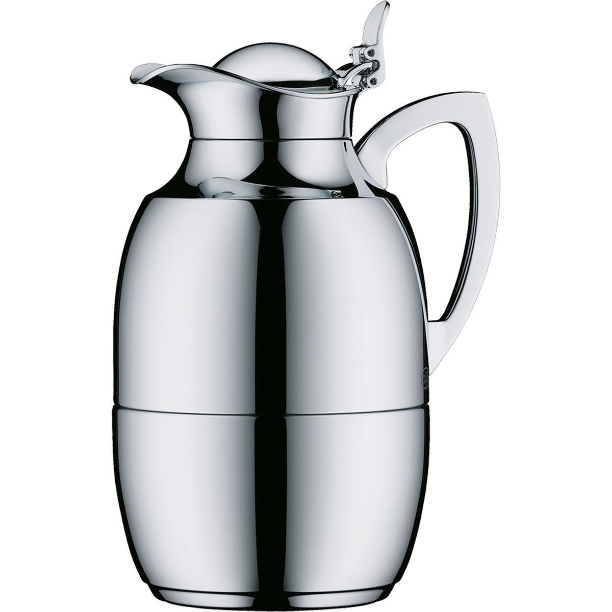 Auf dem Bild ist eine glänzende, silberne Isolierkanne zu sehen. Sie hat einen gebogenen Griff und einen klappbaren Deckel. Das Design ist elegant und modern.
