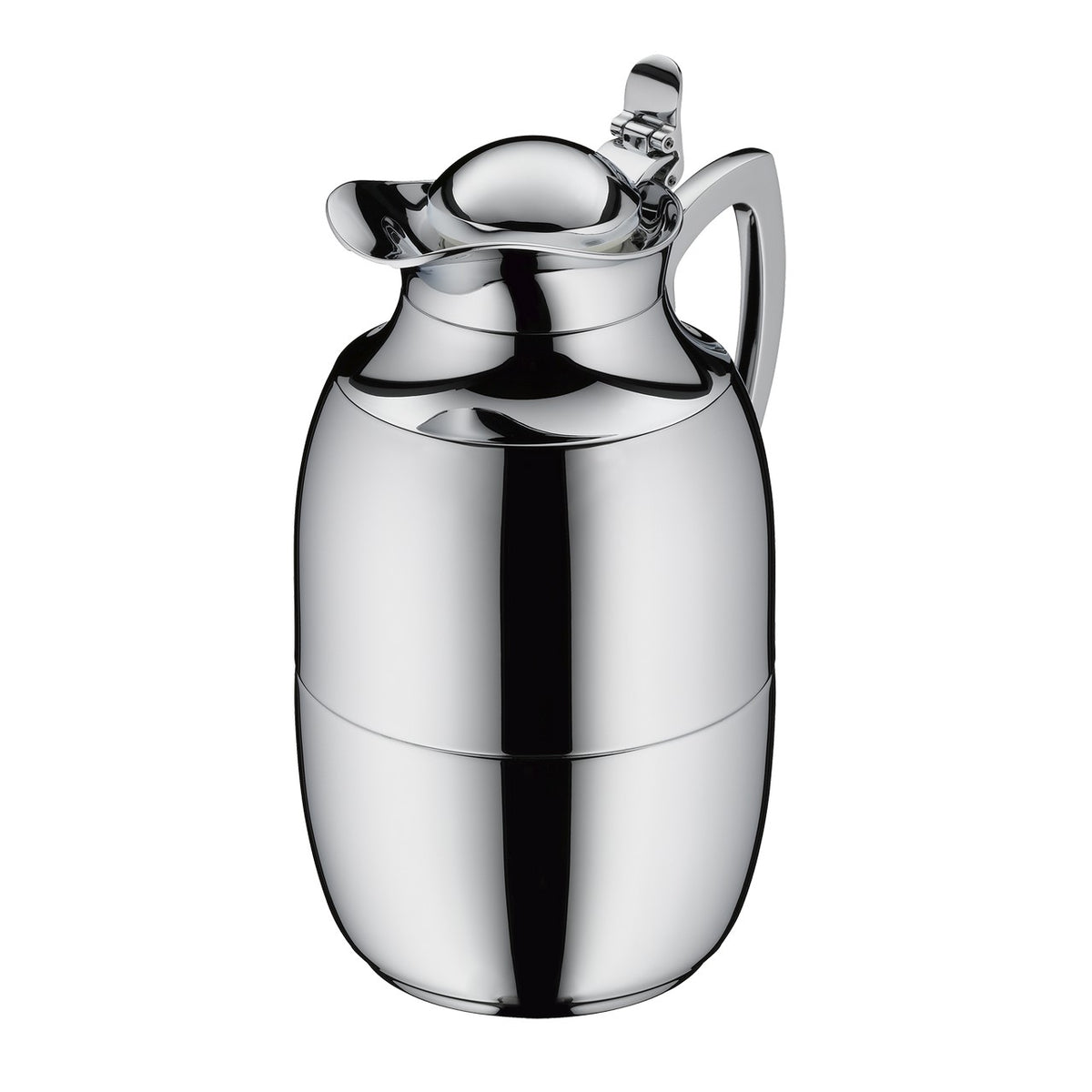 Das Bild zeigt eine glänzende, silberne Thermoskanne mit einem eleganten Design. Sie hat einen bauchigen Körper und einen gut ausgeformten Henkel. Der Verschluss wirkt modern und einfach zu bedienen.