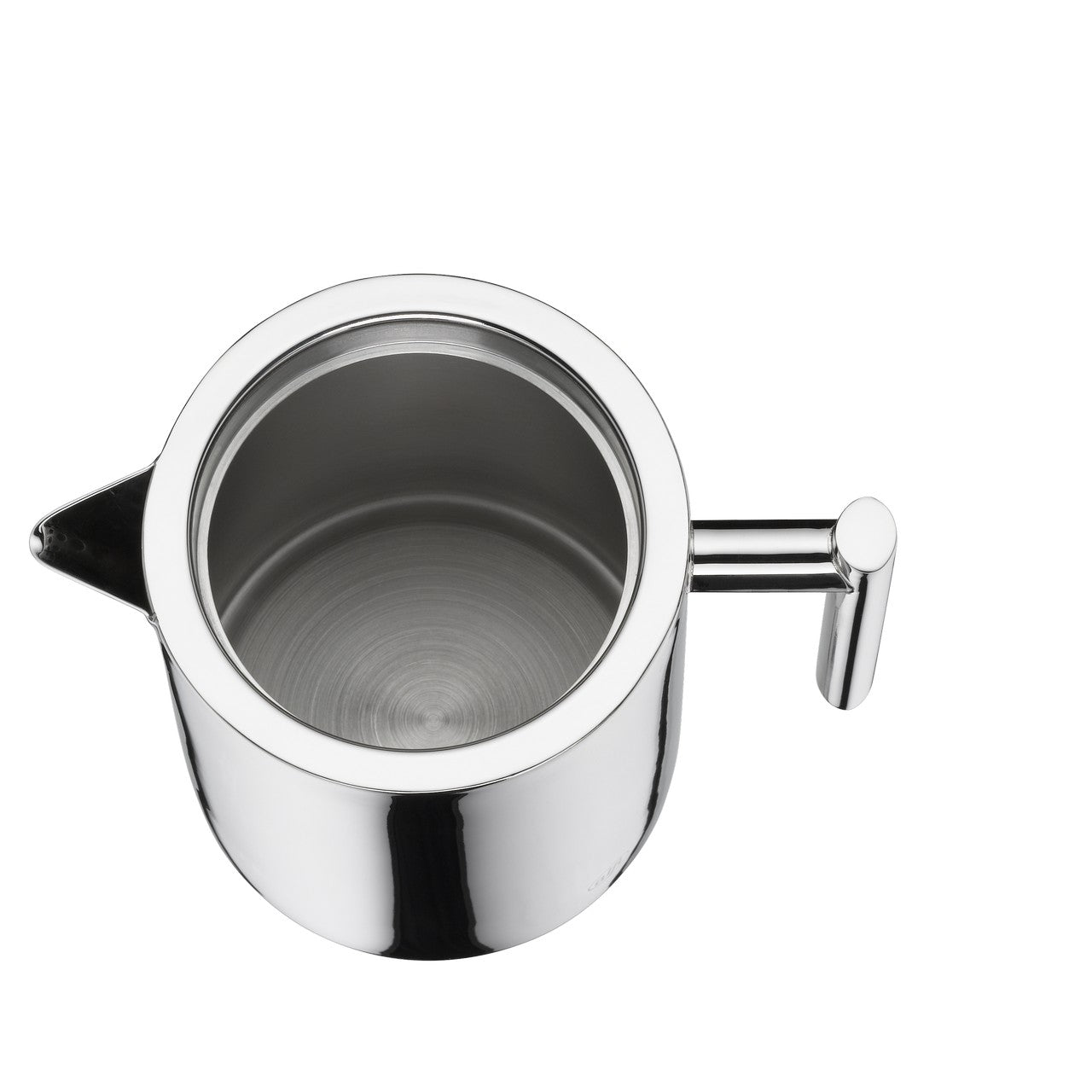 Das Bild zeigt einen metallischen Wasserkocher von oben, mit einem offenen Deckel. Der Kocher hat einen seitlichen Griff und einen Ausgießer auf der gegenüberliegenden Seite. Die Oberfläche ist glänzend und verspiegelt.