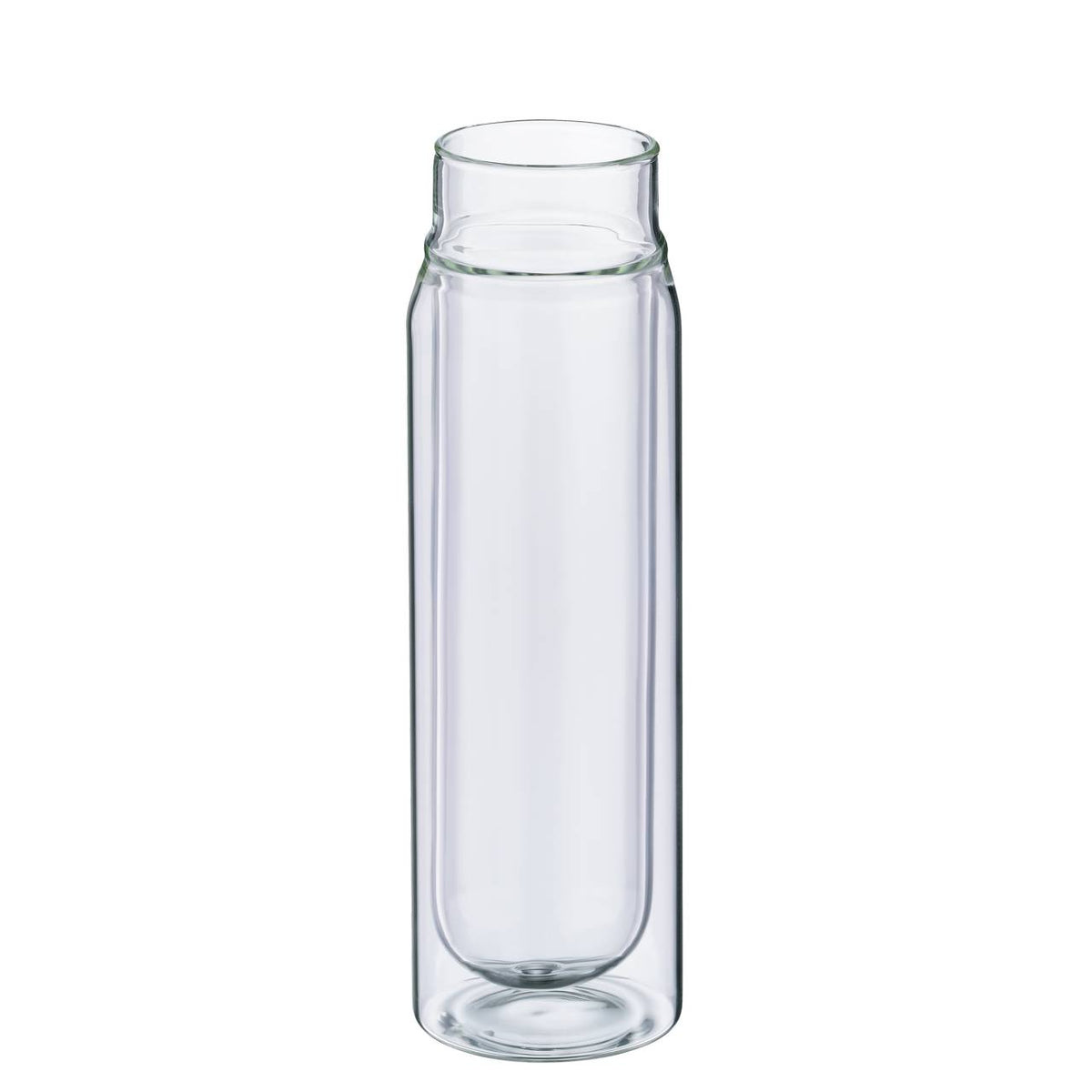 Auf dem Bild ist ein schlankes, transparentes Glas ohne sichtbare Inhalte zu sehen. Es hat eine relativ hohe, zylindrische Form und steht aufrecht. Das Glas könnte für Getränke genutzt werden.
