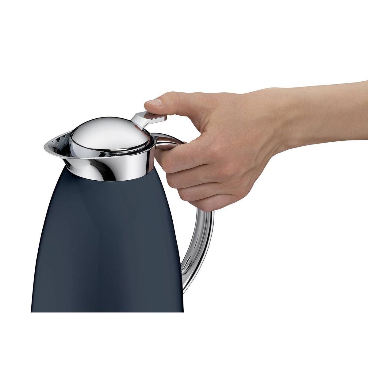 Eine Hand hält einen modernen Wasserkocher mit einem schlanken, schwarzen Design und silbernen Akzenten. Der Wasserkocher hat einen ergonomischen Griff und die Aufnahme zeigt den oberen Teil mit Deckel und Ausguss.