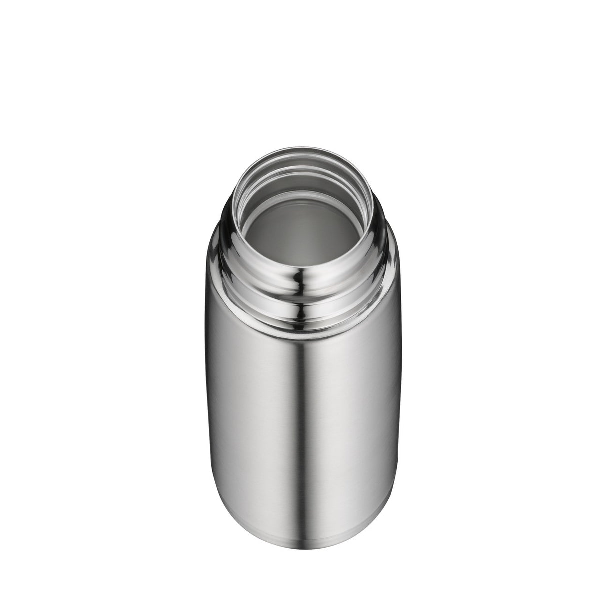 Das Bild zeigt eine silberne Thermosflasche aus Edelstahl mit geöffnetem Mundstück. Die Flasche ist zylindrisch und reflektiert Licht auf ihrer glatten Oberfläche.