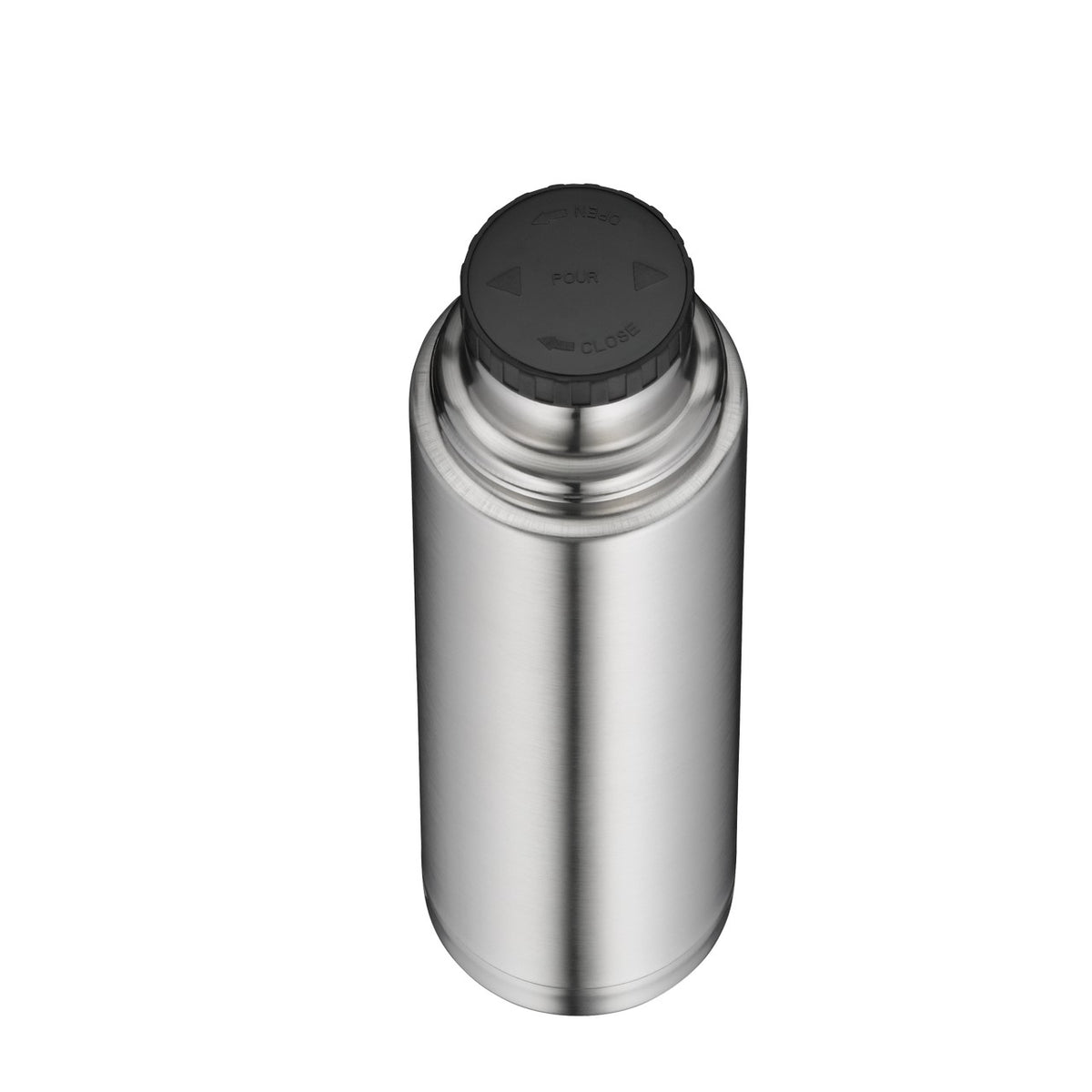 Das Bild zeigt eine silberne Isolierflasche mit einem schwarzen Deckel. Die Flasche hat eine zylindrische Form und wirkt robust und glänzend. Der Deckel scheint dicht zu schließen, wahrscheinlich um Inhalte warm oder kalt zu halten.