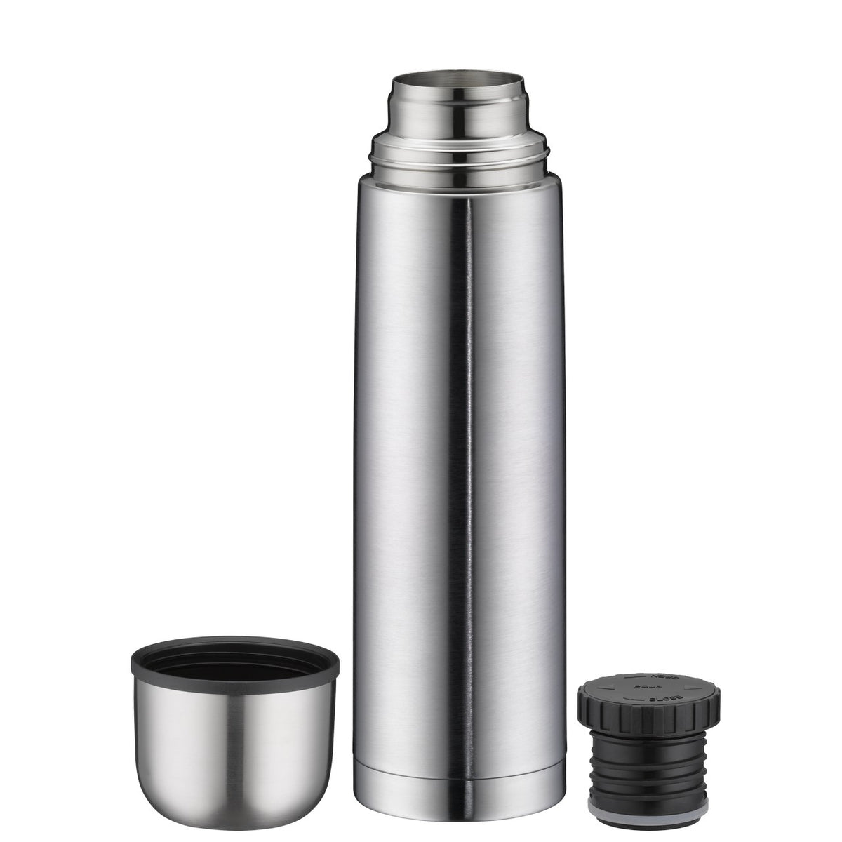 Das Bild zeigt eine silberne Thermoskanne, die in der Mitte steht. Daneben liegen ein abnehmbarer Deckel, der als Tasse verwendet werden kann, und ein zusätzlicher Verschluss. Die Kanne hat ein einfaches, schlankes Design aus glänzendem Metall.