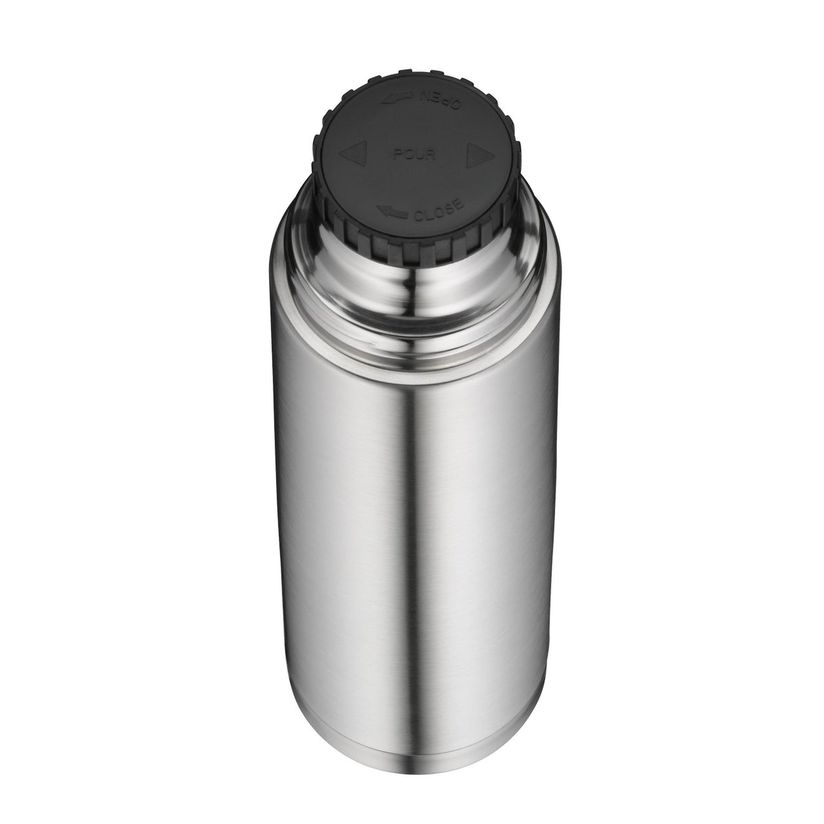 Das Bild zeigt eine silberne Thermosflasche aus Edelstahl mit einem schwarzen Drehverschluss. Auf dem Verschluss sind die Aufschriften "Pour" und "Close" sowie Pfeile zu sehen.