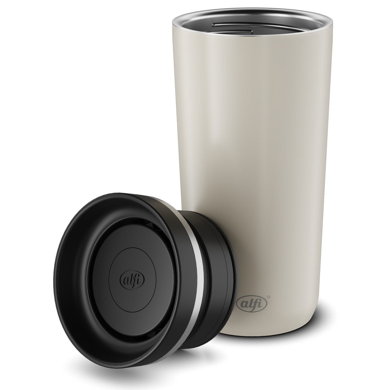 Das Bild zeigt einen hellbeigen Thermobecher mit einem getrennten schwarzen Deckel. Der Becher hat ein schlichtes, modernes Design und das Logo "alfi" ist darauf abgebildet. Der Deckel liegt flach und offen vor dem Becher.