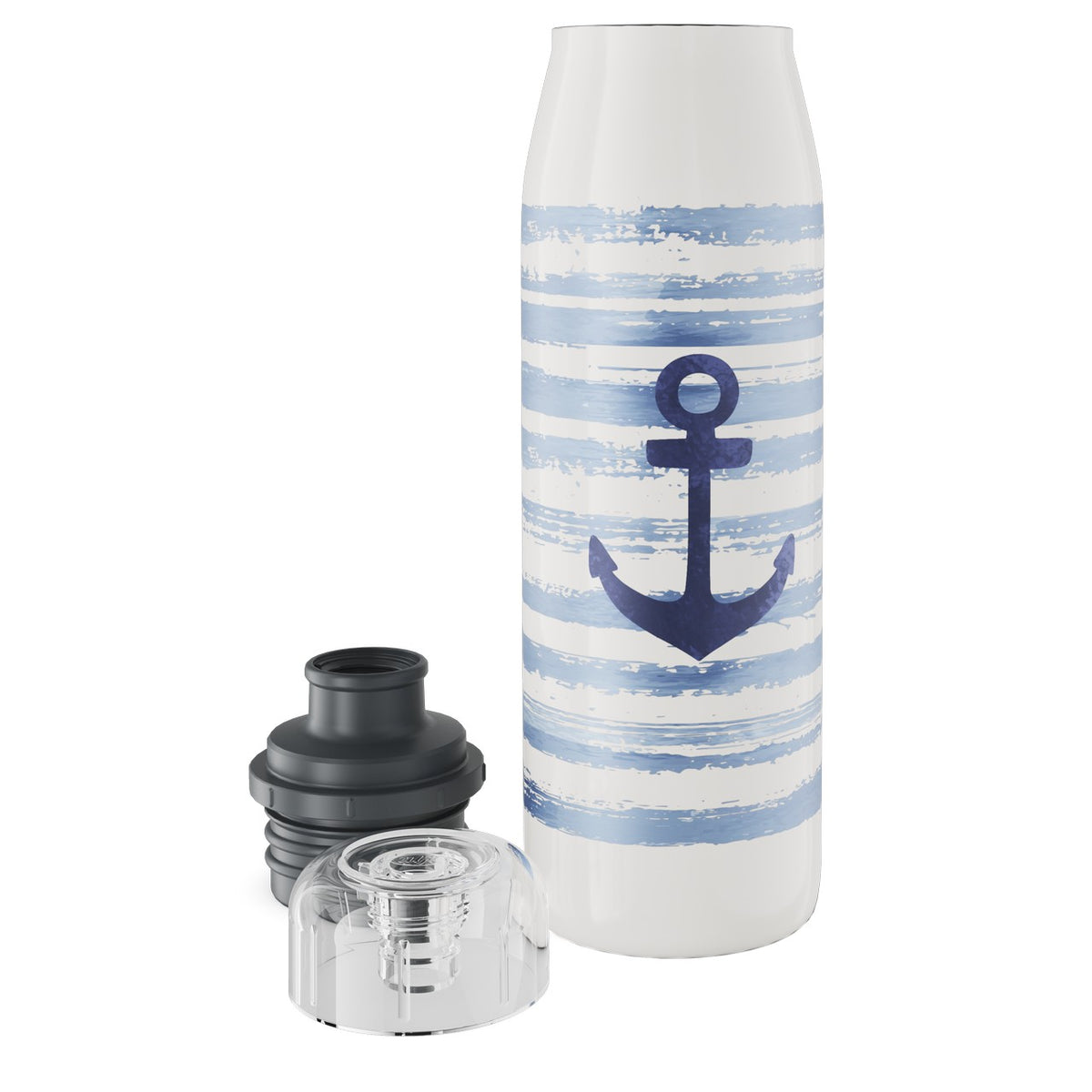 Zu sehen ist eine weiße Trinkflasche mit blauen, horizontalen Streifen und einem großen, blauen Anker. Vor der Flasche liegen ein schwarzer und ein transparenter Verschluss. Die Streifen wirken wie mit einem Pinsel aufgetragen.