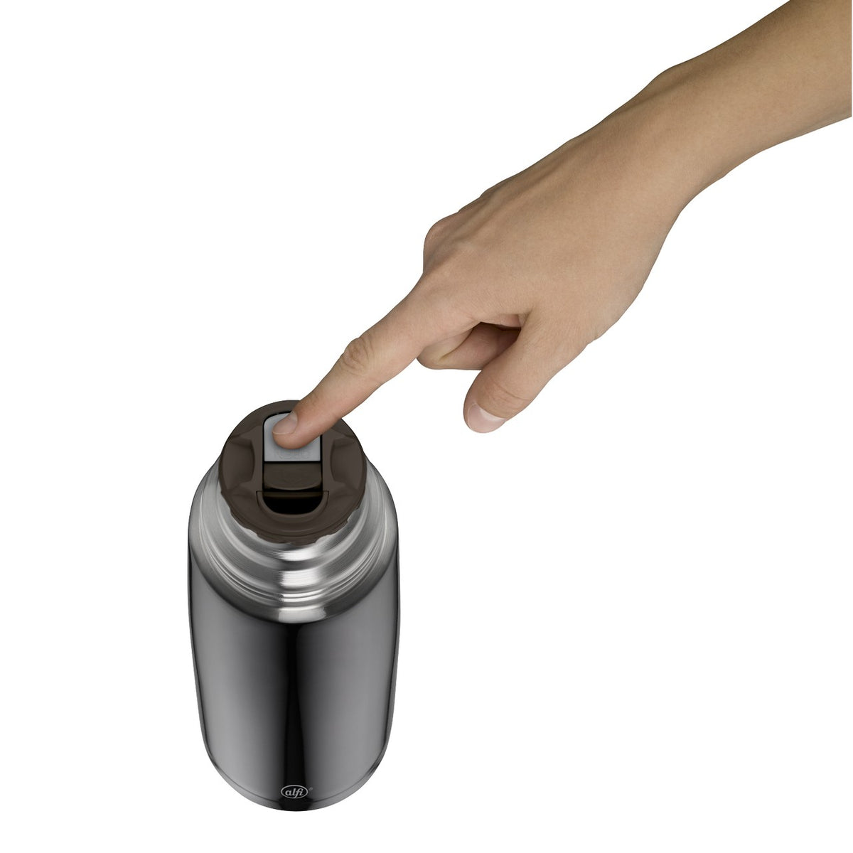 Das Bild zeigt eine Hand, die auf den Knopf eines silbernen Thermobechers drückt. Der Becher hat einen schwarzen Deckel und der Knopf scheint eine Öffnung oder Funktion zu betätigen.