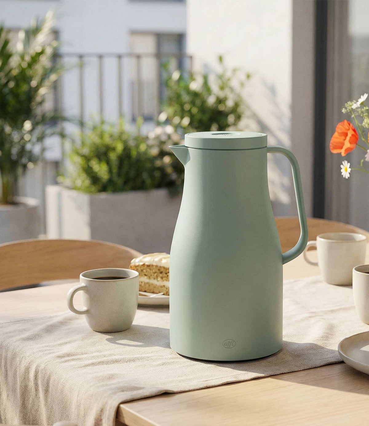 alfi neo isolierkanne auf tisch balkon tischdecke und kaffee kuchen