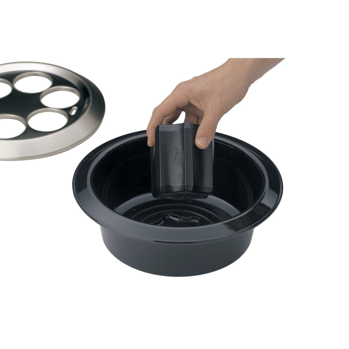 Eine Hand hält eine schwarze runde Backform mit herausnehmbarem Boden und integriertem Rohr. Die Form eignet sich für Kuchen. Links oben ist ein Deckel mit kreisförmigen Aussparungen.