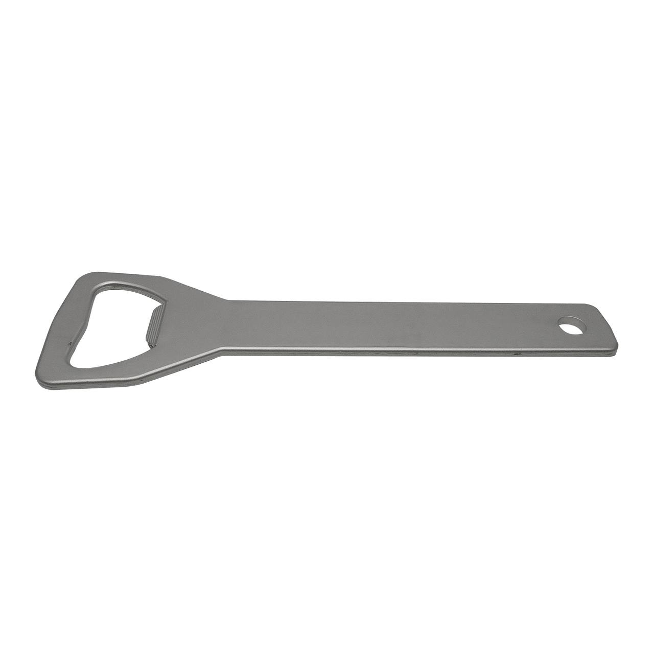 Das Bild zeigt einen flachen, silbernen Flaschenöffner aus Metall. Er hat eine Öffnung zum Greifen an einem Ende und ein Loch am anderen Ende zum Aufhängen.