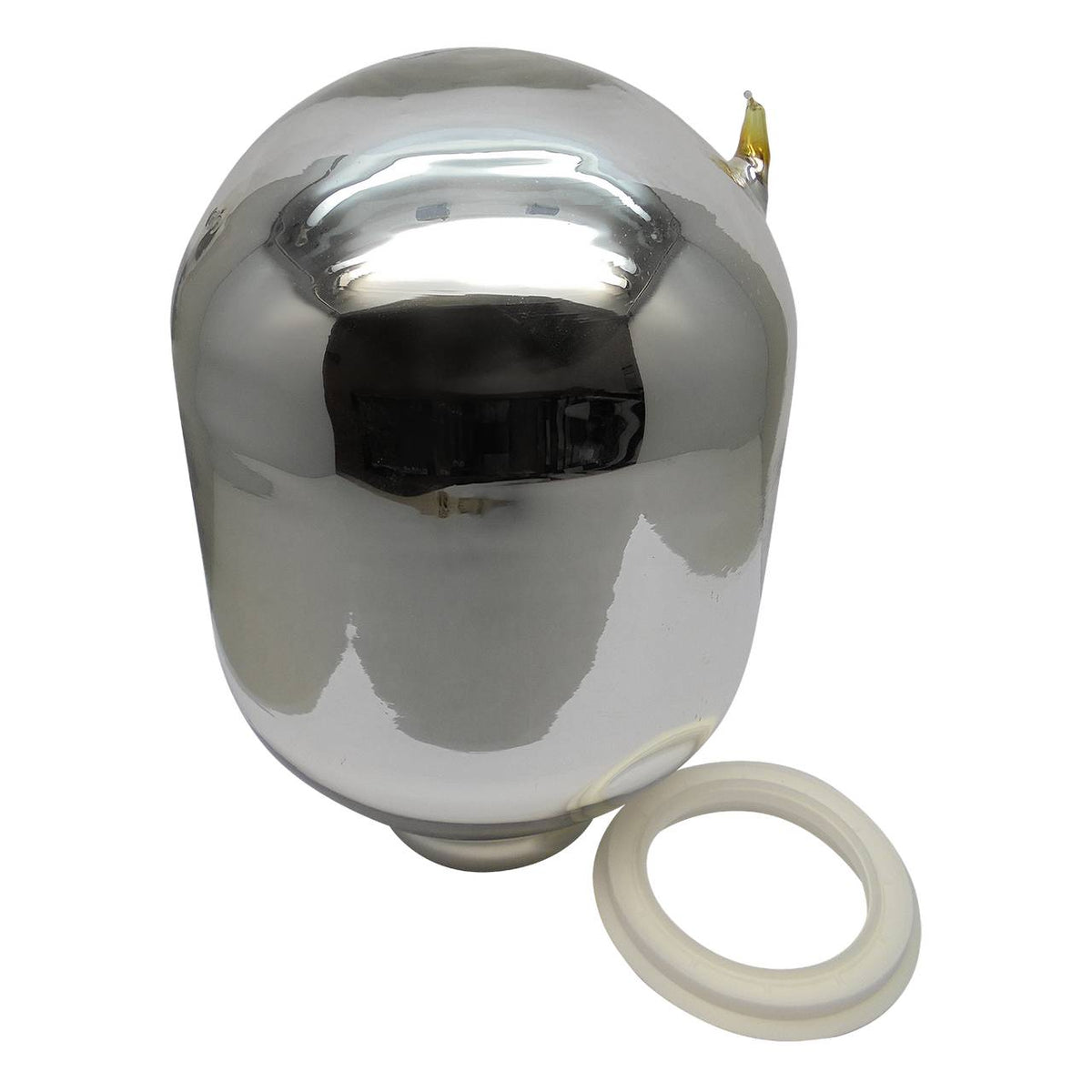Auf dem Bild ist ein glänzender, metallischer Behälter in Form einer Kugel zu sehen, der oben eine kleine Öffnung hat. Daneben liegt ein kreisförmiger weißer Ring. Der Behälter spiegelt seine Umgebung wider und hat eine glatte Oberfläche.