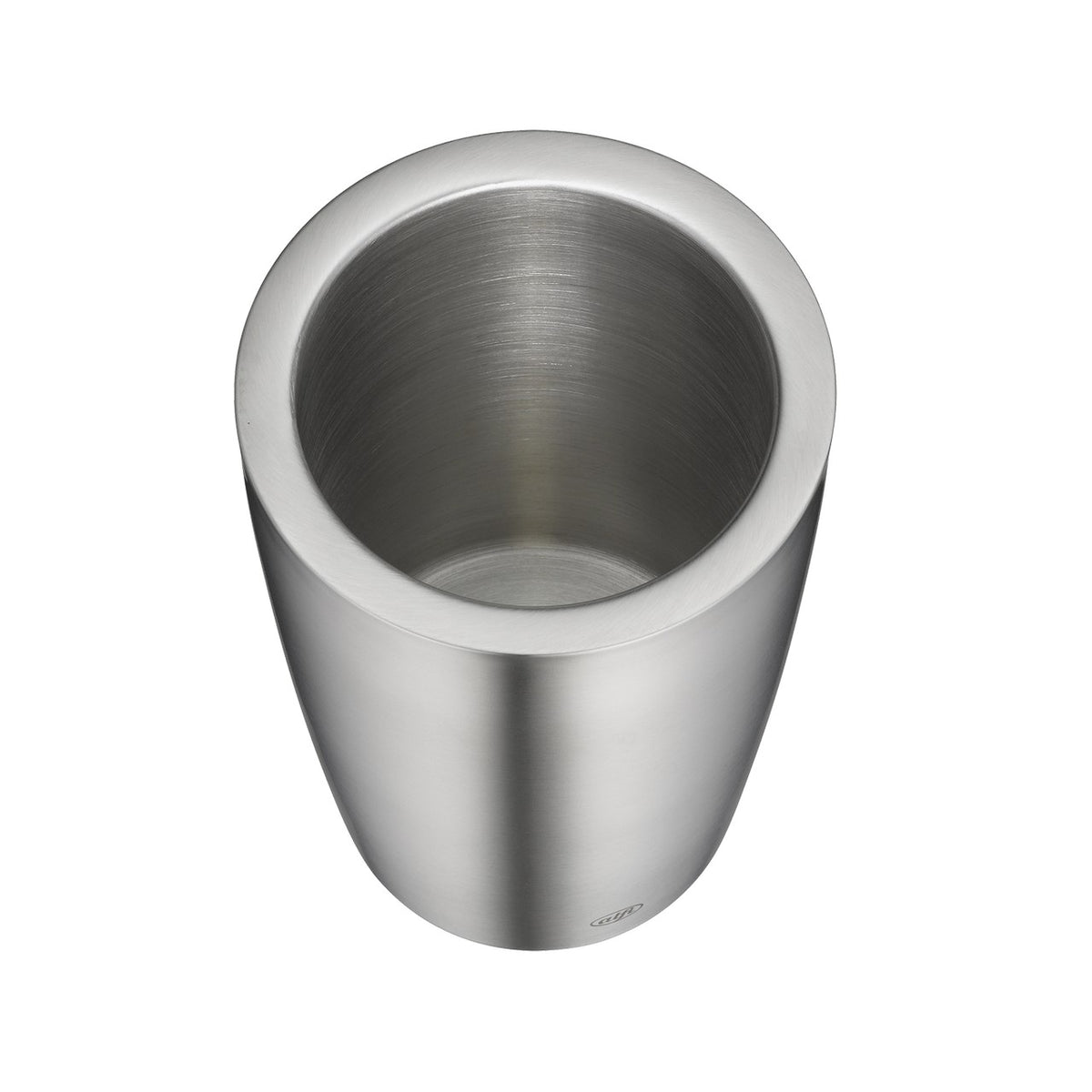 Das Bild zeigt einen glänzenden, zylinderförmigen Becher aus Metall, der aufrecht steht. Der Becher hat eine glatte Oberfläche und scheint robust und minimalistisch gestaltet zu sein.
