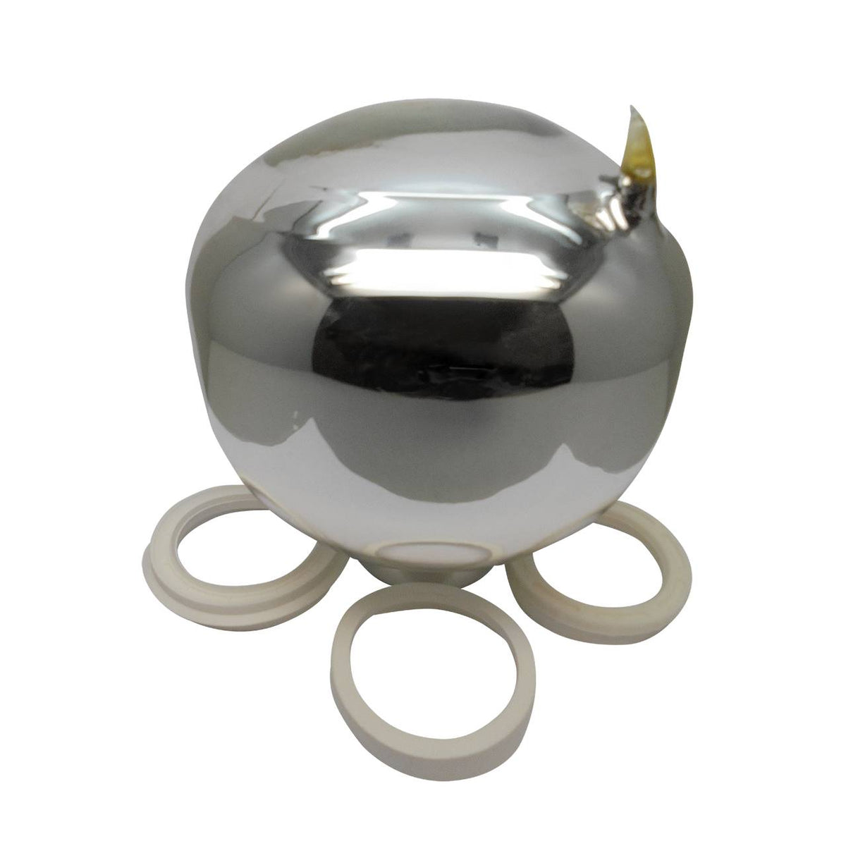 Das Bild zeigt einen silbernen, spiegelnden Globus, der ein wenig an einen Tropfen erinnert, auf einem runden Sockel. Um den Sockel herum liegen vier weiße Ringe. Die Oberfläche des Globus ist glänzend und reflektiert das Licht stark.