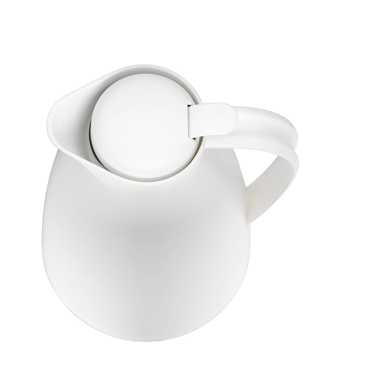 Das Bild zeigt eine weiße Isolierkanne aus der Vogelperspektive. Die Kanne hat einen runden Deckel und einen geschwungenen Griff auf der rechten Seite. Sie wirkt schlicht und elegant im Design.