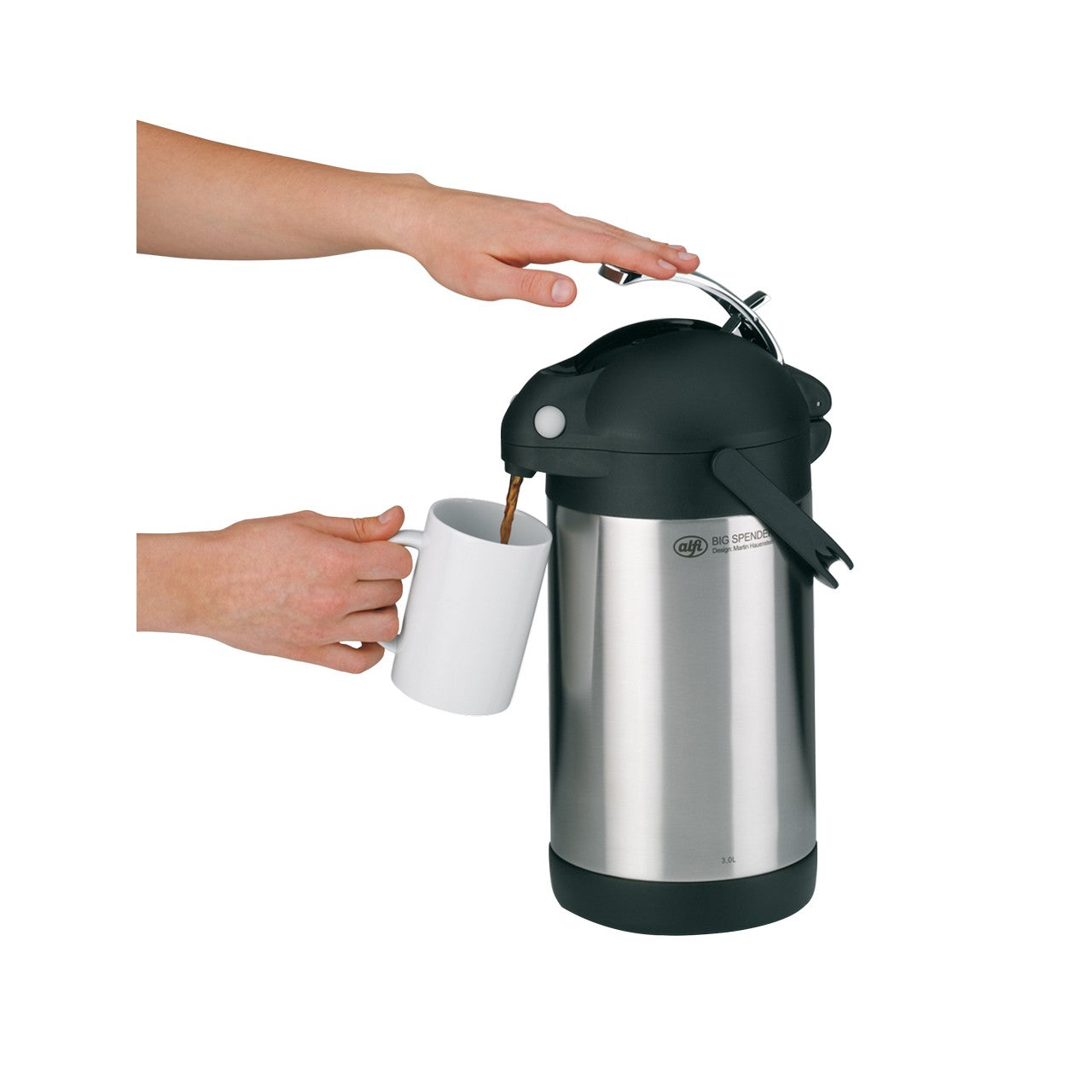 Das Bild zeigt eine Thermoskanne mit Pumpmechanismus. Eine Hand hält eine weiße Tasse unter den Auslauf, während die andere Hand den Hebel oben auf der Kanne drückt. Die Kanne hat einen silbernen Körper und einen schwarzen Deckel.