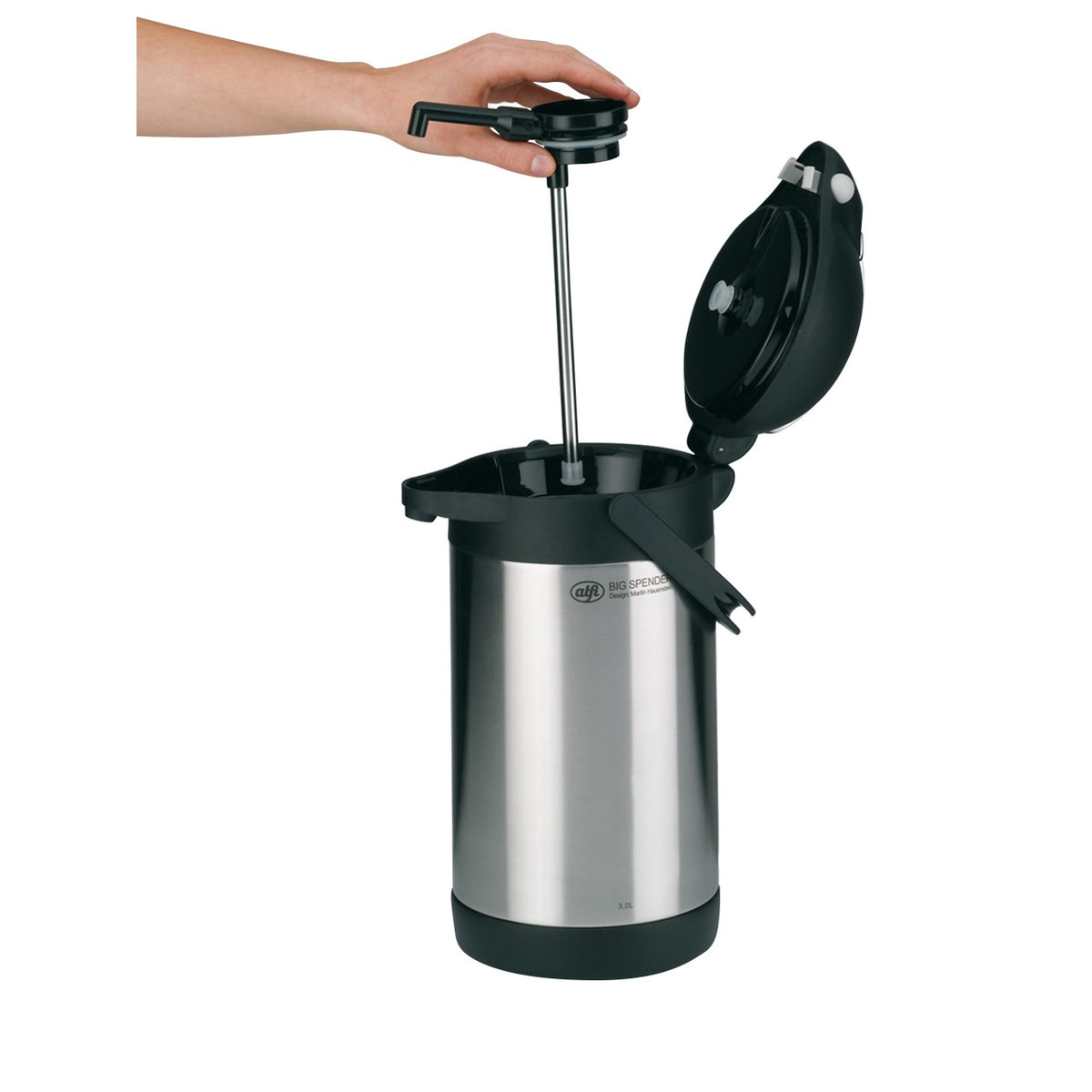 Das Bild zeigt eine silberne Thermoskanne mit einem schwarzen Deckel, der geöffnet ist. Eine Hand bedient den Pumpmechanismus am Deckel der Kanne. Das Design ist schlicht und funktional.