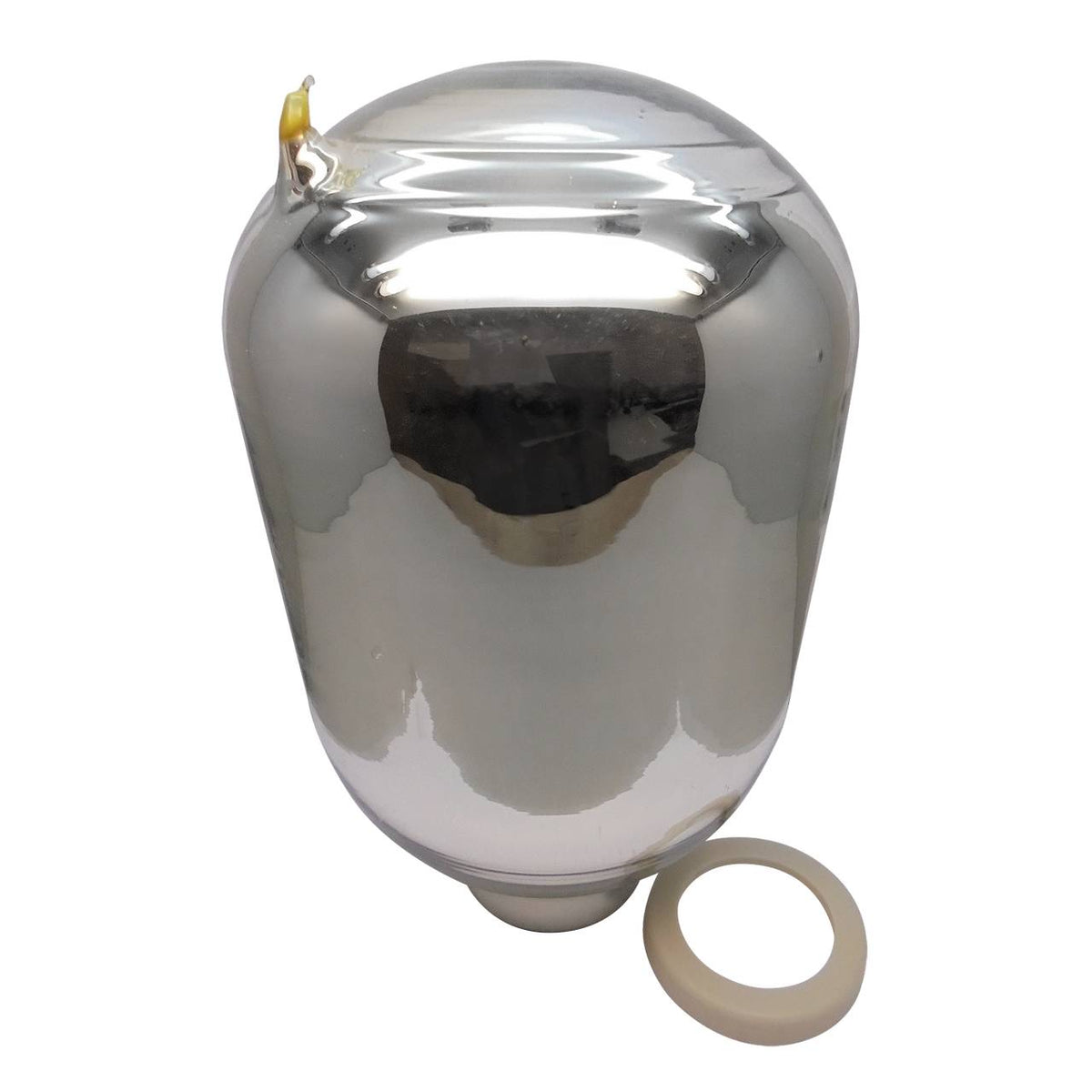 Ein glänzender, metallischer Tropfenbehälter mit schmaler Öffnung und gelbem Bauteil. Daneben liegt ein weißer Ring auf der Unterlage. Der Behälter reflektiert leicht die Umgebung.