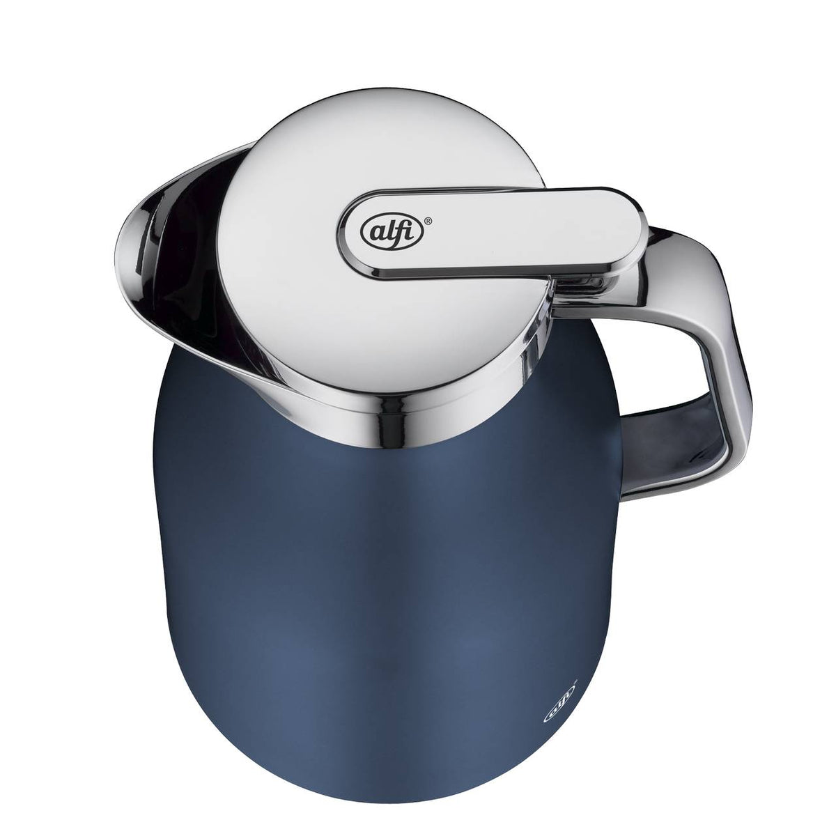 Das Bild zeigt eine elegante, blaue Thermoskanne mit einem glänzenden, silberfarbenen Deckel und einem Henkel. Auf dem Deckel ist ein kleiner Schriftzug zu sehen. Die Kanne hat ein modernes und schlichtes Design.