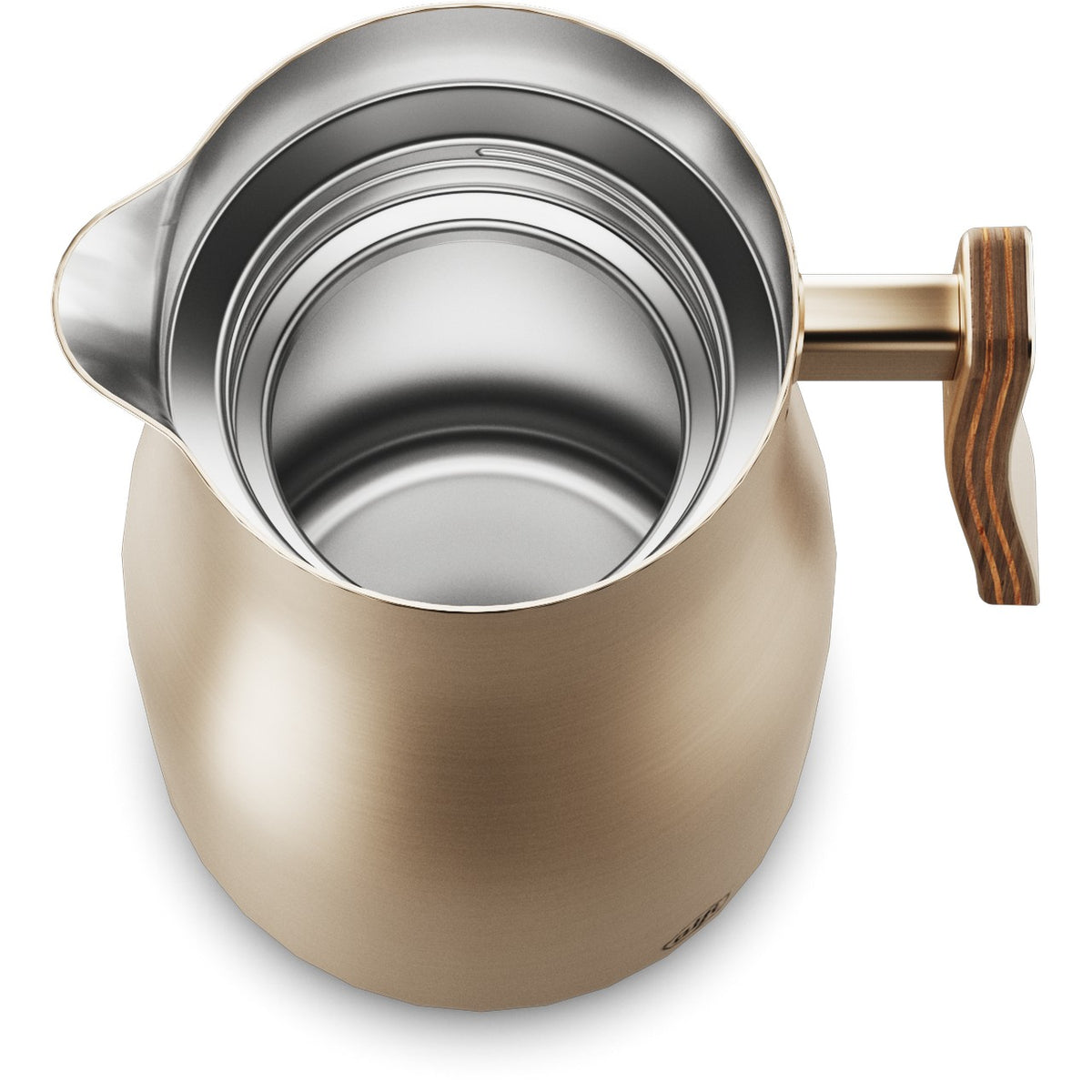 Das Bild zeigt einen metallischen Wasserkocher mit einem langen, hölzernen Griff. Er hat einen breiten Ausguss und wirkt funktional und elegant. Die Aussicht ist von oben, und man sieht die glänzende Oberfläche des Materials.