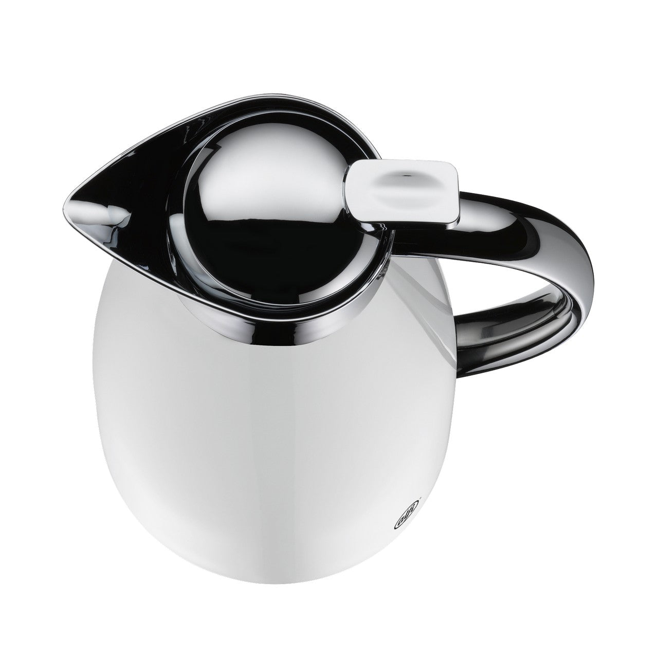 Das Bild zeigt eine stilvolle, glänzende Thermoskanne in Weiß mit silbernen Akzenten. Der Deckel ist rund und der Griff ist ergonomisch gestaltet. Die Oberfläche reflektiert das Licht, was der Kanne ein elegantes Aussehen verleiht.