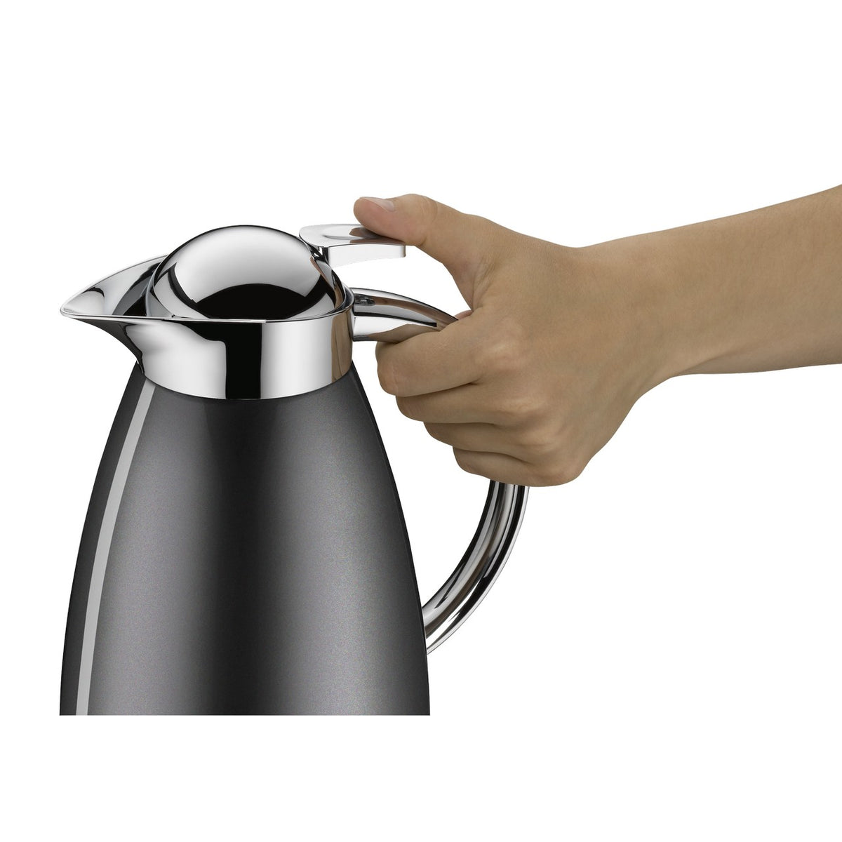 Eine Hand hält eine stilvolle, glänzende Thermoskanne mit verchromtem Deckel und Griff. Die Kanne ist schwarz und hat eine elegante, moderne Form.