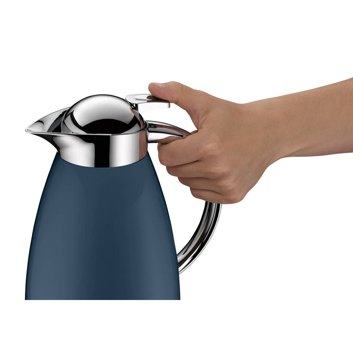 Eine Hand hält eine elegante, blaue Thermoskanne mit einem glänzenden, chromfarbenen Deckel und Griff. Der Daumen drückt auf einen Mechanismus, vermutlich um die Kanne zu öffnen.