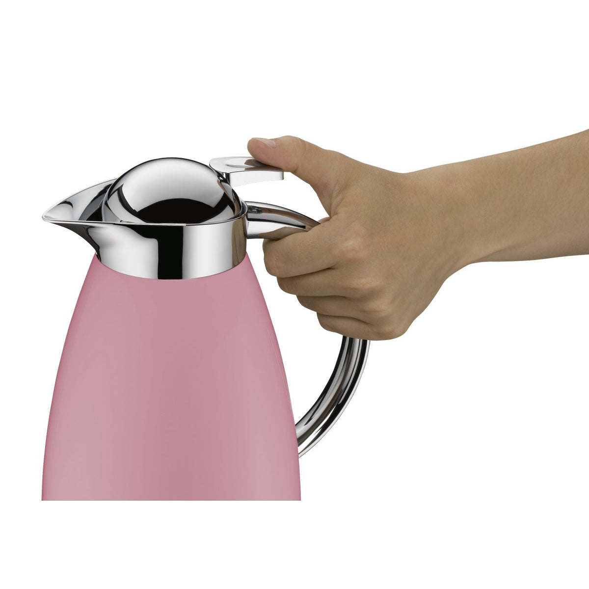 Eine Hand hält eine rosa Thermoskanne mit einem glänzenden silberfarbenen Deckel und Griff. Der Daumen der Hand drückt auf einen Hebel am Deckel.