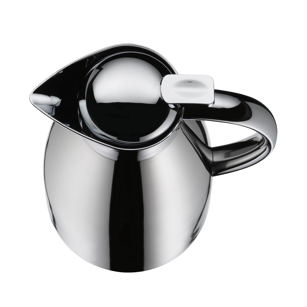 Das Bild zeigt eine glänzende, chromfarbene Kaffeekanne mit einem runden Körper und einem gebogenen Henkel. Der Deckel der Kanne hat eine glatte, glänzende Oberfläche mit einem kleinen Griff. Die Kanne wirkt modern und elegant.