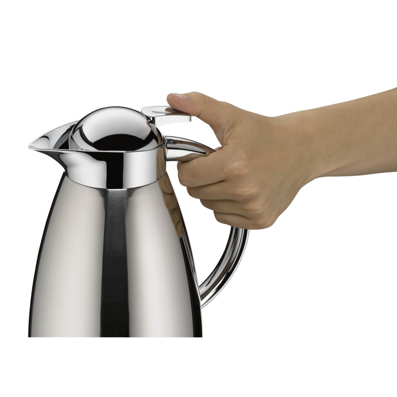 Auf dem Bild ist eine elegante, silberne Thermoskanne zu sehen, die von einer Hand am Griff gehalten wird. Die Hand drückt auf einen Hebel am Deckel der Kanne.
