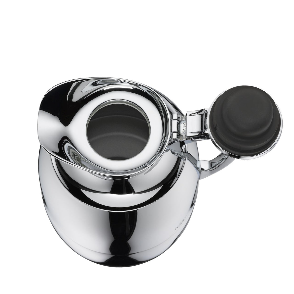 Das Bild zeigt eine glänzende, metallene Thermoskanne von oben, deren Deckel geöffnet ist, um den Eingießer zu zeigen. Sie hat eine spiegelnde Oberfläche und wirkt elegant.