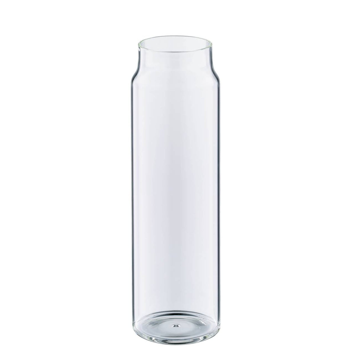 Das Bild zeigt eine hohe, schlanke Glasvase mit einer geraden Form. Die Vase ist durchsichtig und hat einen leicht verdickten Rand oben. Sie steht vor einem weißen Hintergrund.