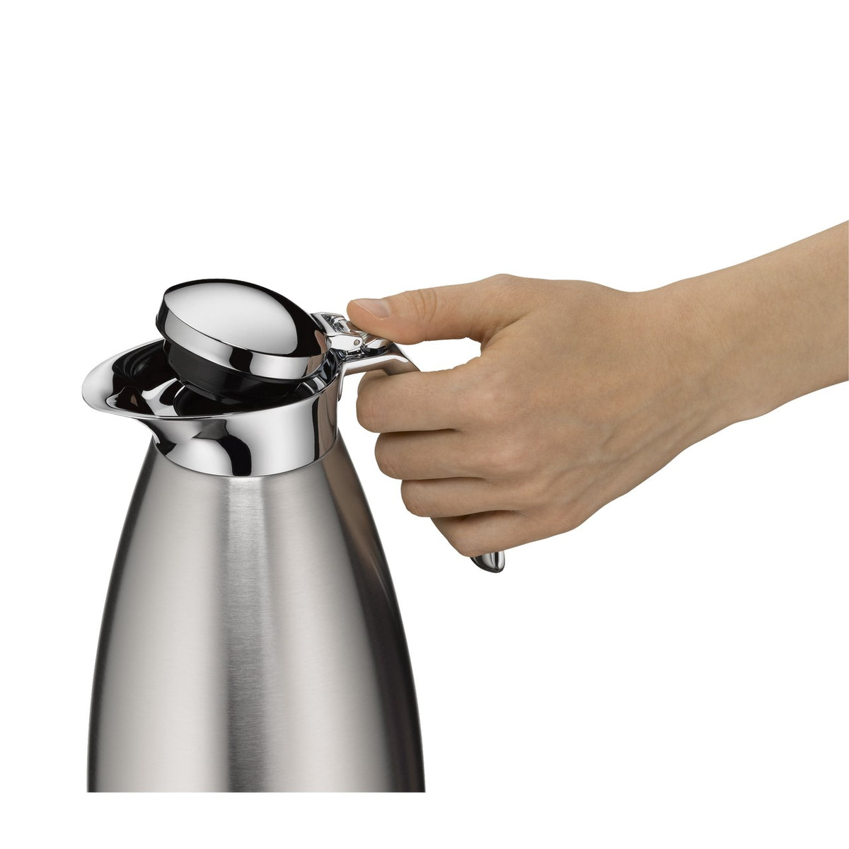 Eine Hand greift nach dem Griff einer silbernen Thermoskanne. Die Kanne hat einen glänzenden Metallkörper und einen schwarzen Deckel.