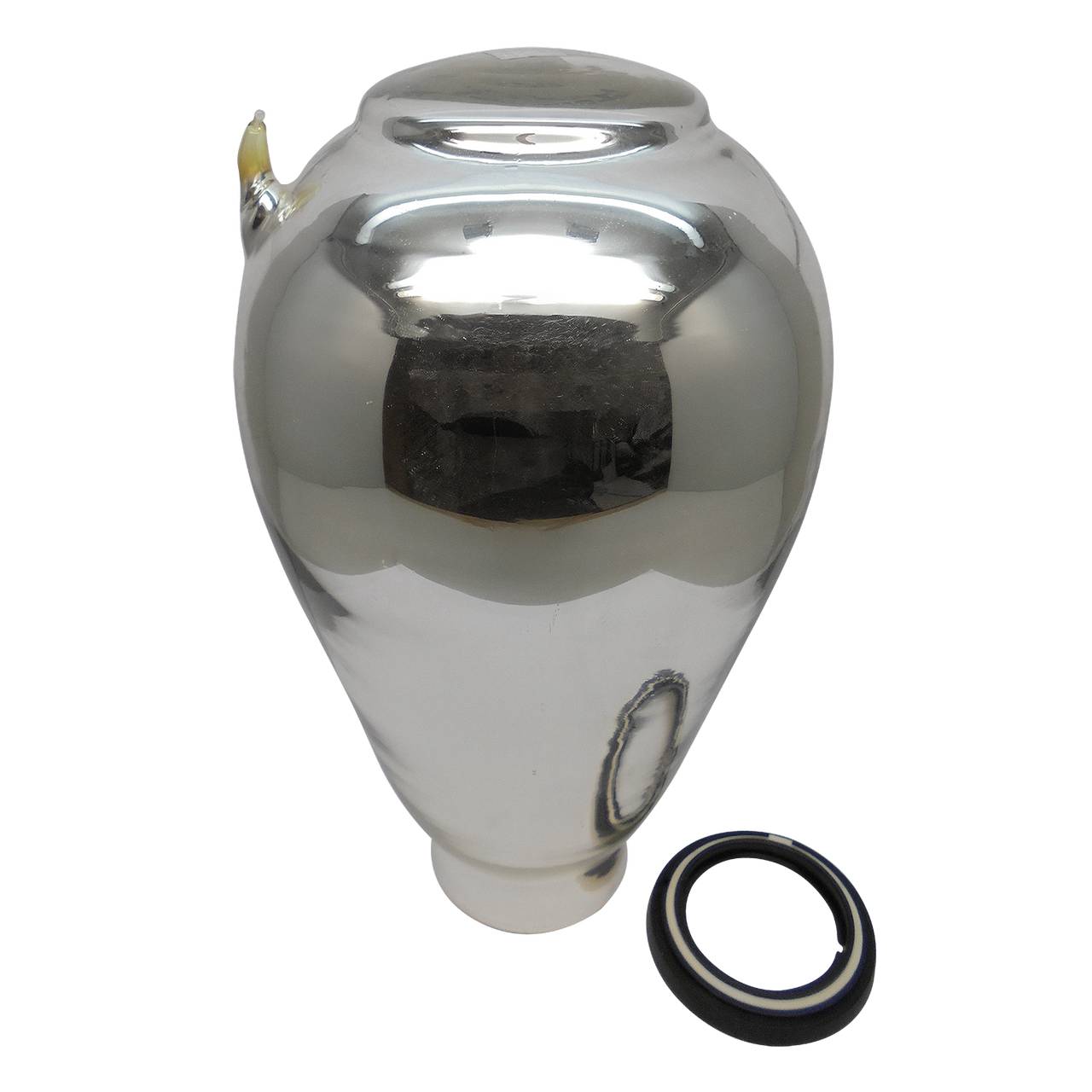 Das Bild zeigt eine glänzende, kugelförmige Vase aus Metall mit einem kleinen Sprung an der Seite. Neben der Vase liegt ein abnehmbarer schwarzer Ring, der vermutlich als Dichtungsring dient.
