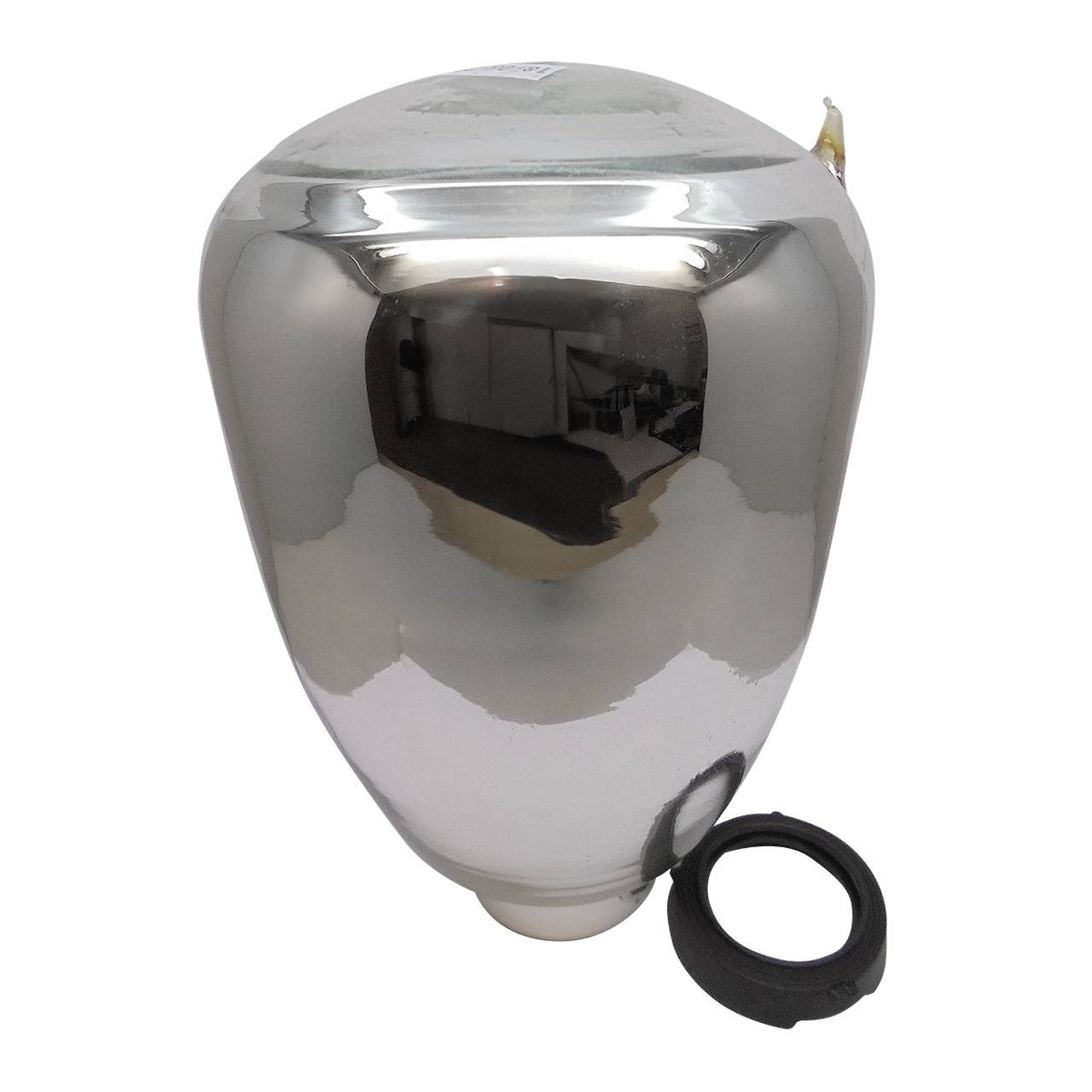Auf dem Bild ist ein glänzender, metallischer Gegenstand zu sehen, der wie eine runde Kuppel geformt ist. Neben dem Gegenstand liegt ein schwarzer Ring. Die Oberfläche des Gegenstands spiegelt die Umgebung wider.
