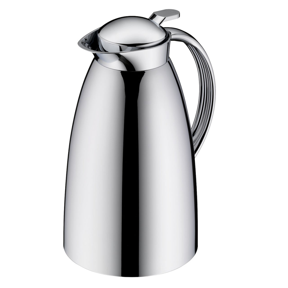 Das Bild zeigt eine glänzende, metallische Thermoskanne mit einem ergonomischen Griff und einem Deckel mit Ausgießer. Die Kanne hat eine schlanke, konische Form und wirkt modern und elegant. Sie steht auf einem einfachen, weißen Hintergrund.