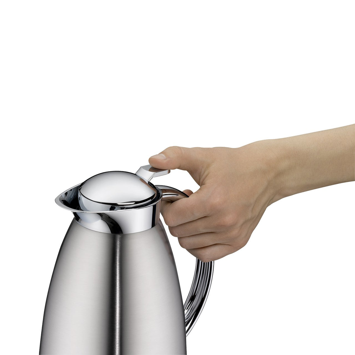 Eine Hand greift nach einem glänzenden, silbernen Wasserkocher. Der Wasserkocher hat ein glattes, modernes Design mit einem kleinen Deckel. Die Szene ist vor einem weißen Hintergrund aufgenommen.