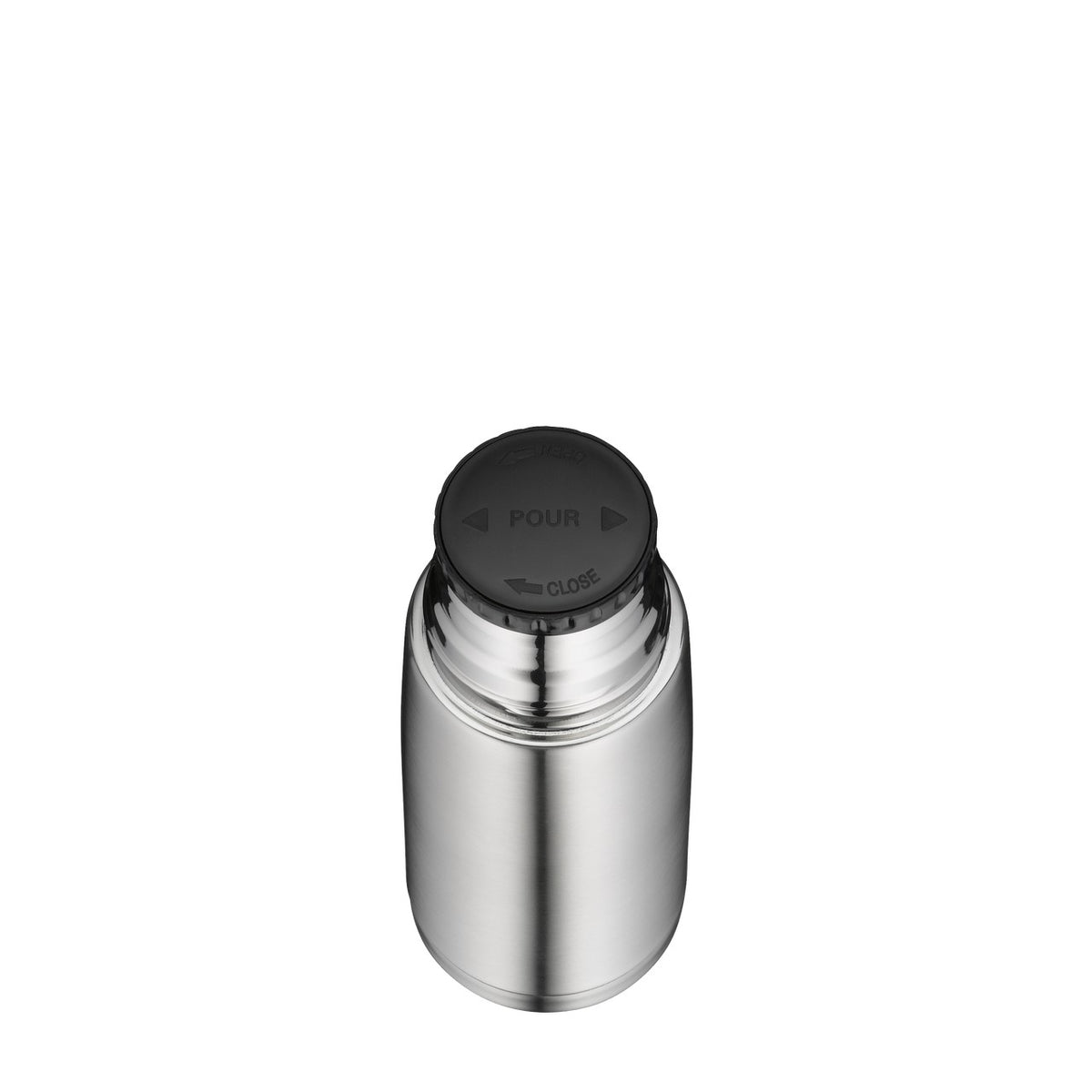 Auf dem Bild ist eine silberne Thermosflasche mit einem schwarzen Deckel zu sehen. Auf dem Deckel sind die Wörter "POUR" und "CLOSE" mit Pfeilen abgebildet. Die Flasche hat ein glänzendes Metall-Finish.